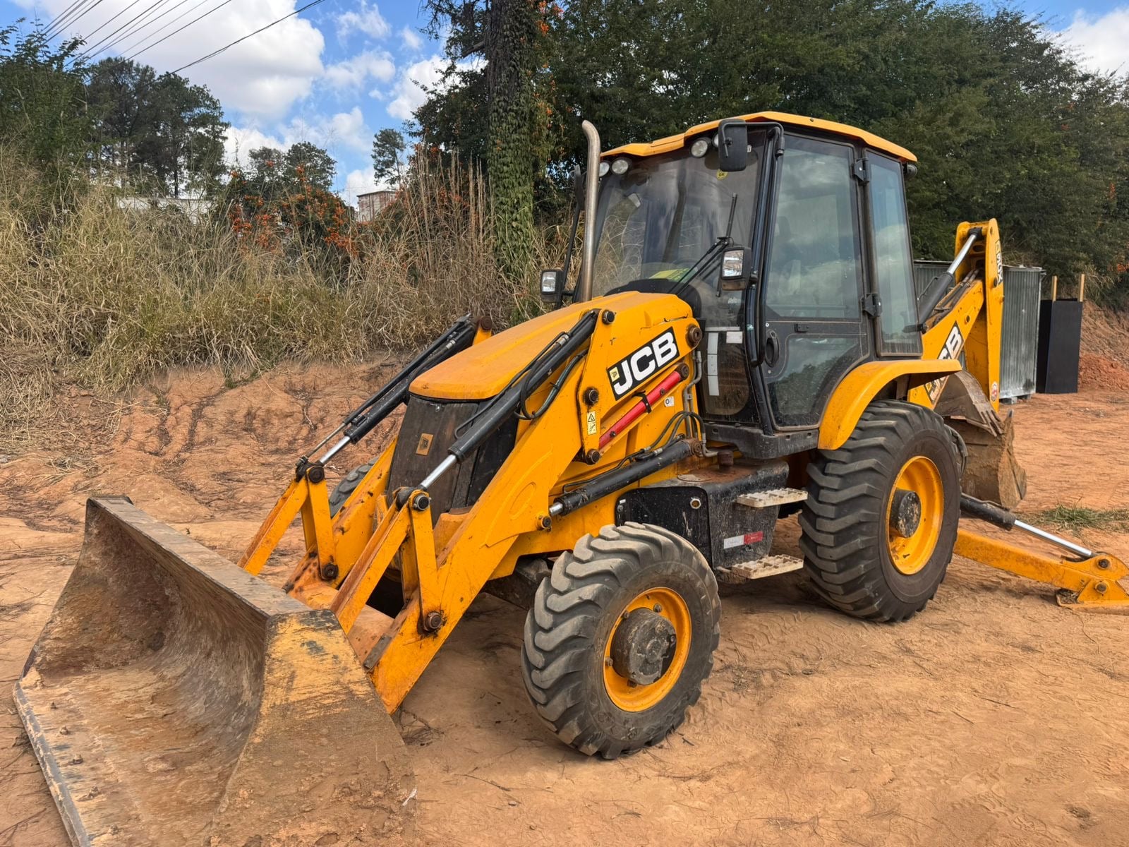Retroescavadeira JCB 3CX 2024 - foto 1 de 10