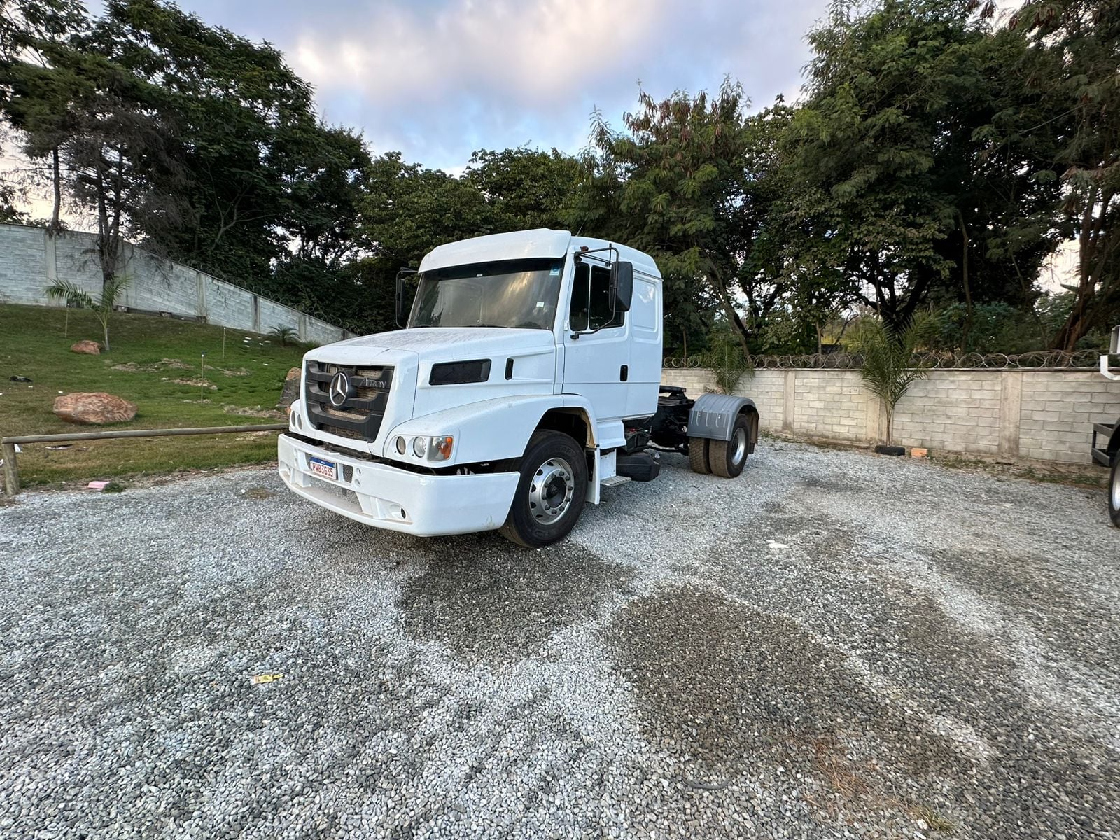 Caminhão Mercedes Benz Atron 1635 2014 - foto 1 de 6