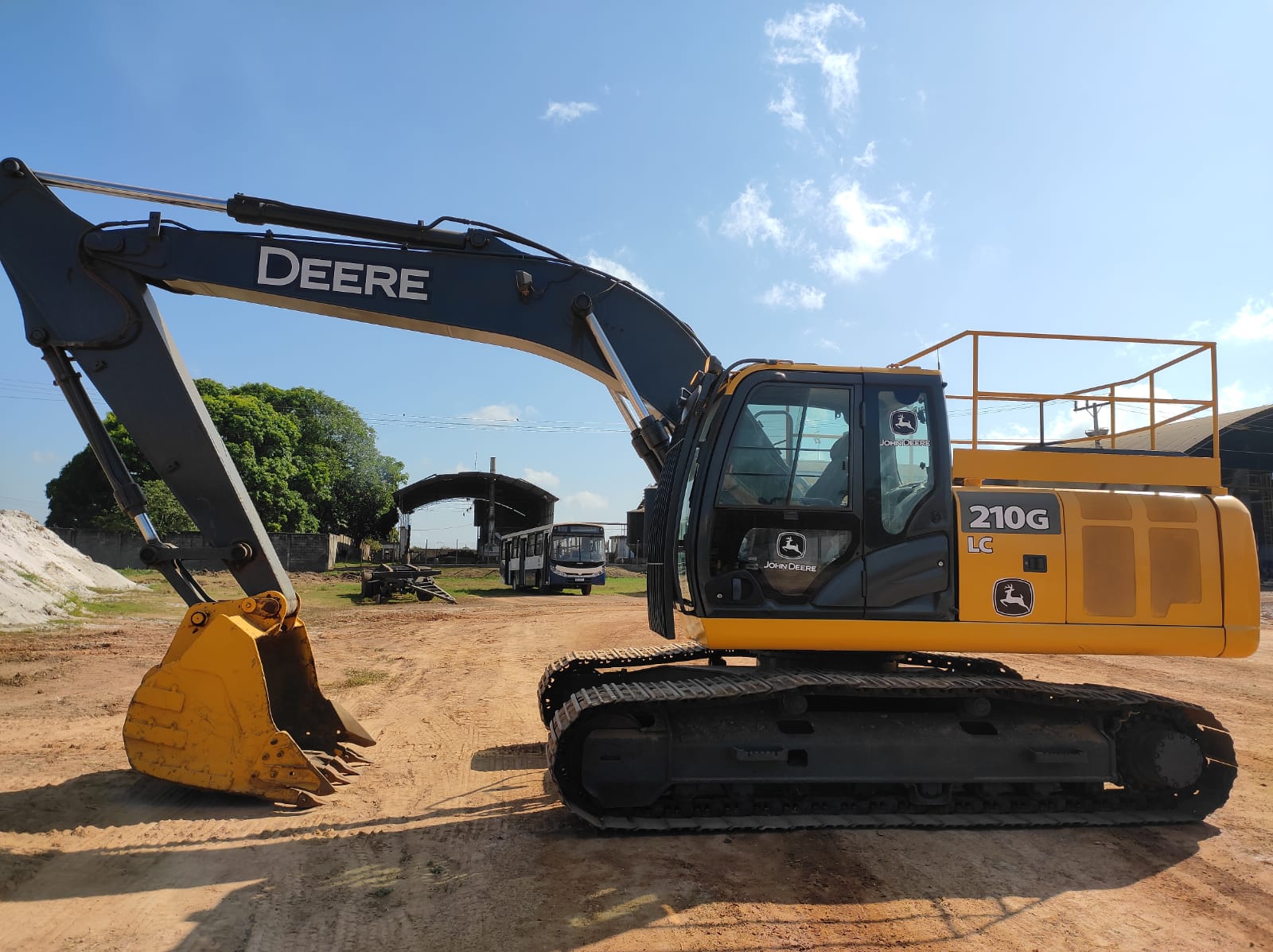 Escavadeira John Deere 210G 2019 - foto 1 de 9