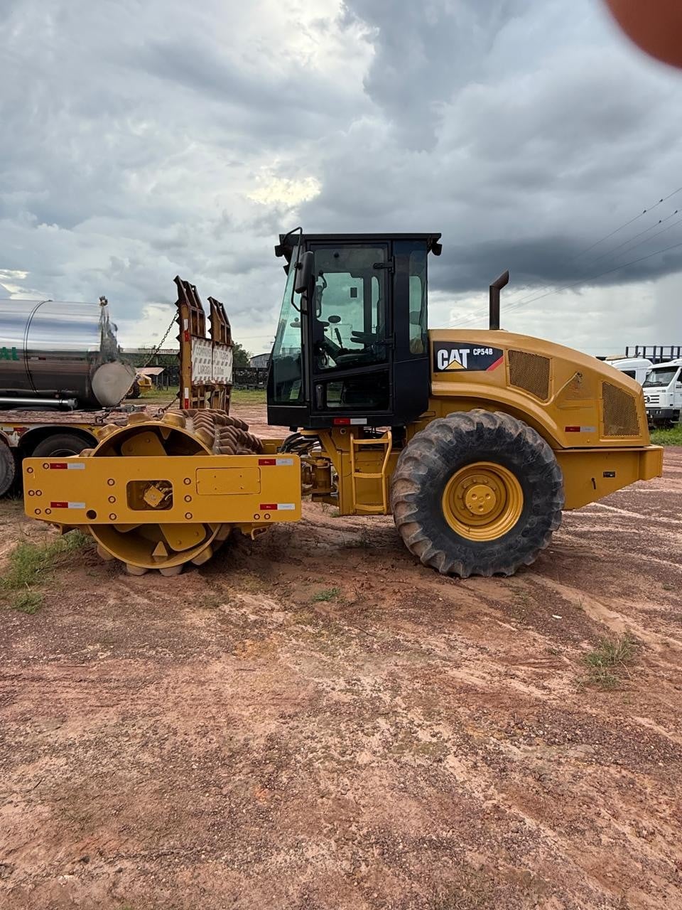 Rolo compactador Caterpillar CP54B 2015 - foto 1 de 6