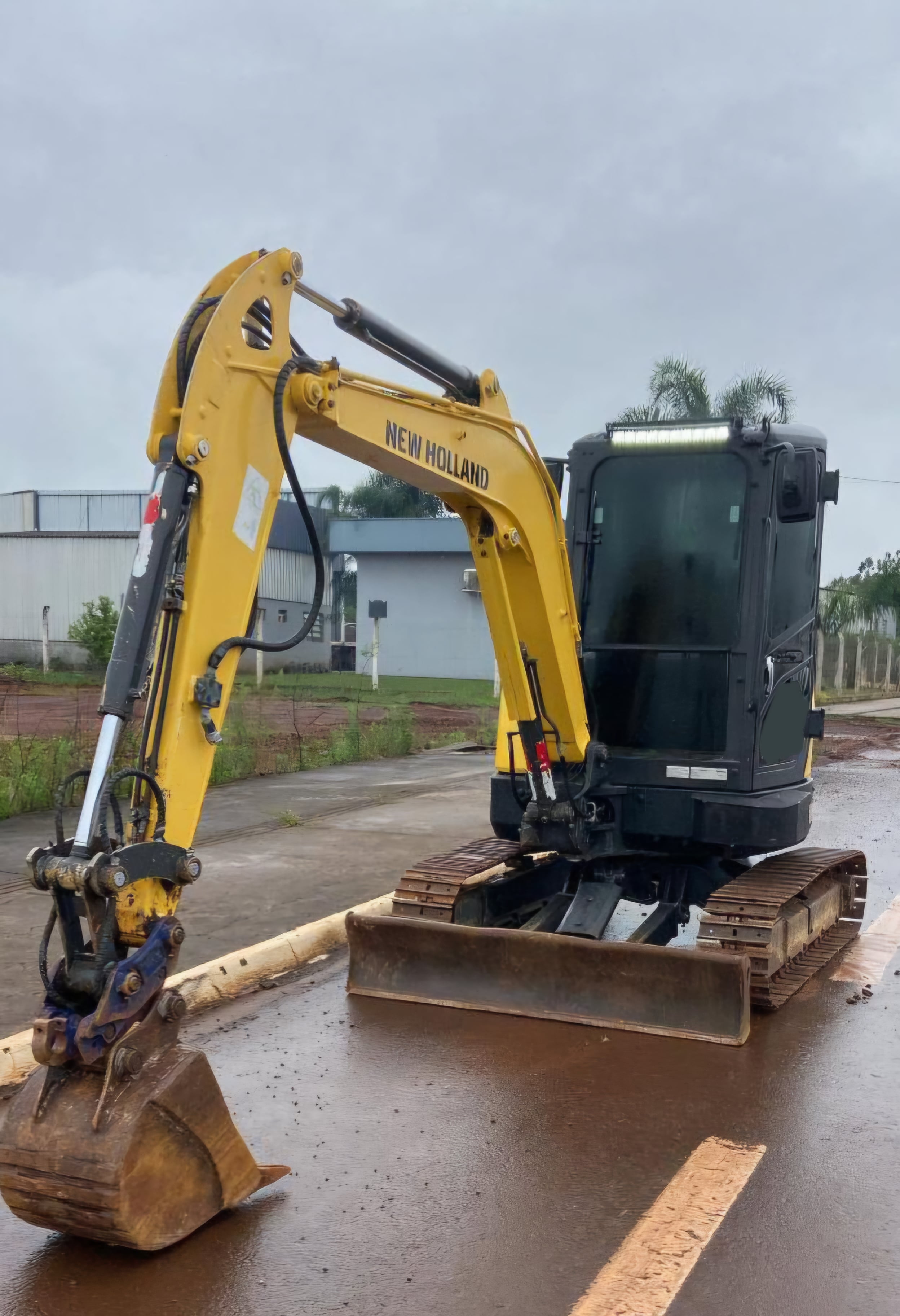 Mini Escavadeira New Holland E37C 2019 - foto 1 de 6