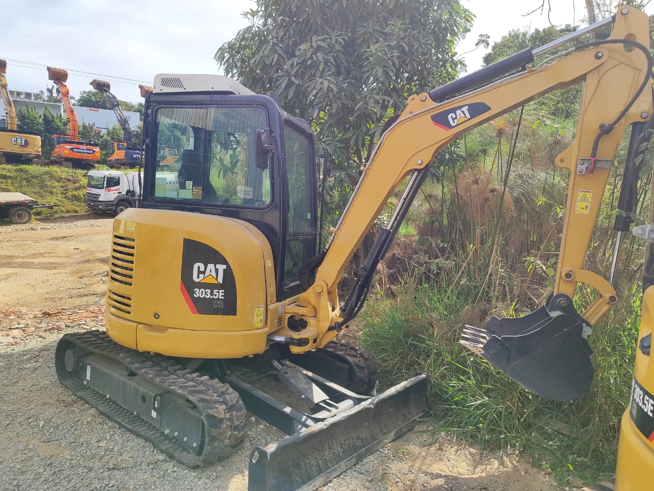 Mini Escavadeira Caterpillar 303.5E CR 2013 - foto 1 de 13