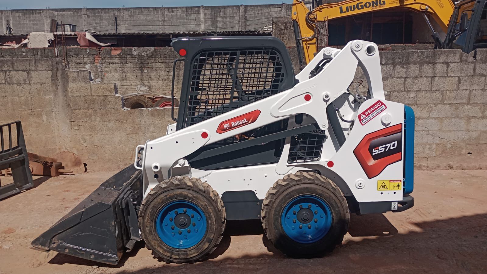 Mini Carregadeira Bobcat S570 2019 - foto 1 de 13