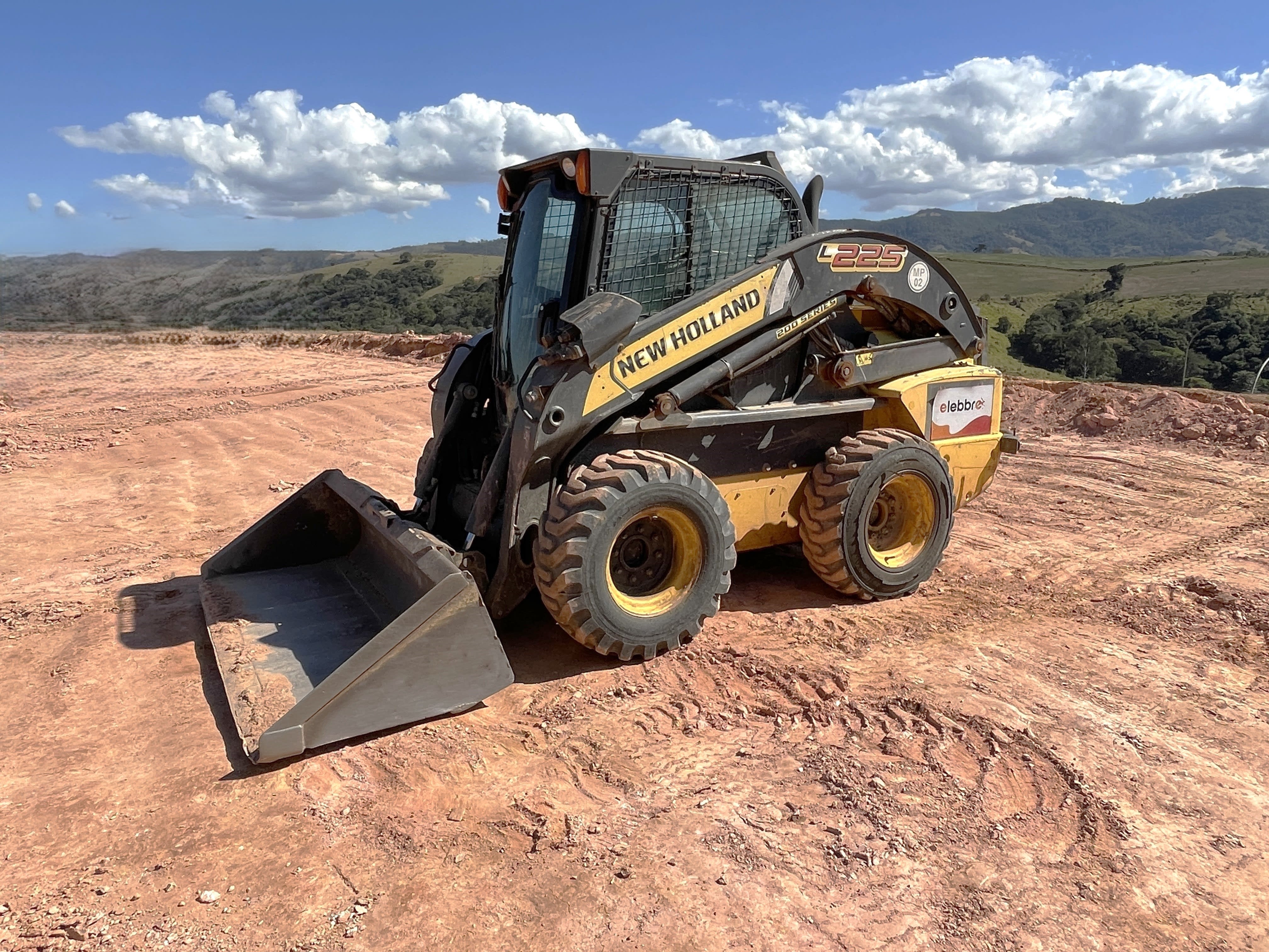 Mini Carregadeira New Holland L225 2017 - foto 1 de 10