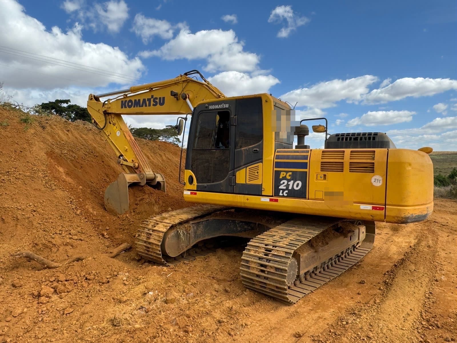 Escavadeira Komatsu PC210 2020 - foto 1 de 8