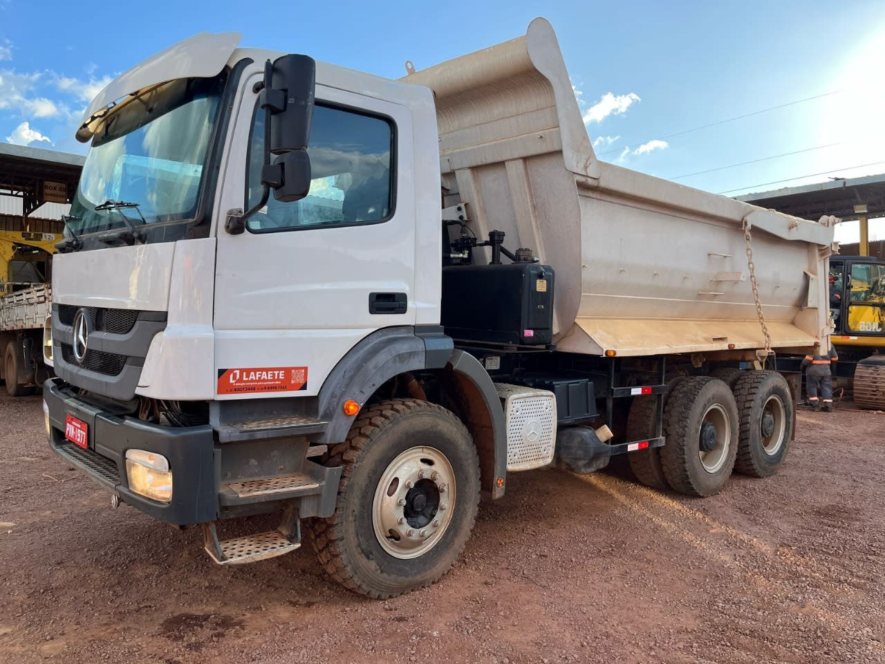 Caminhão Mercedes Benz AXOR 3131 6X4 2014 - foto 1 de 13