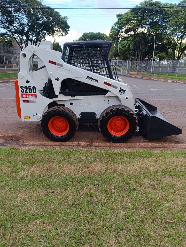 Mini Carregadeira Bobcat S250 2008 - foto 1 de 6