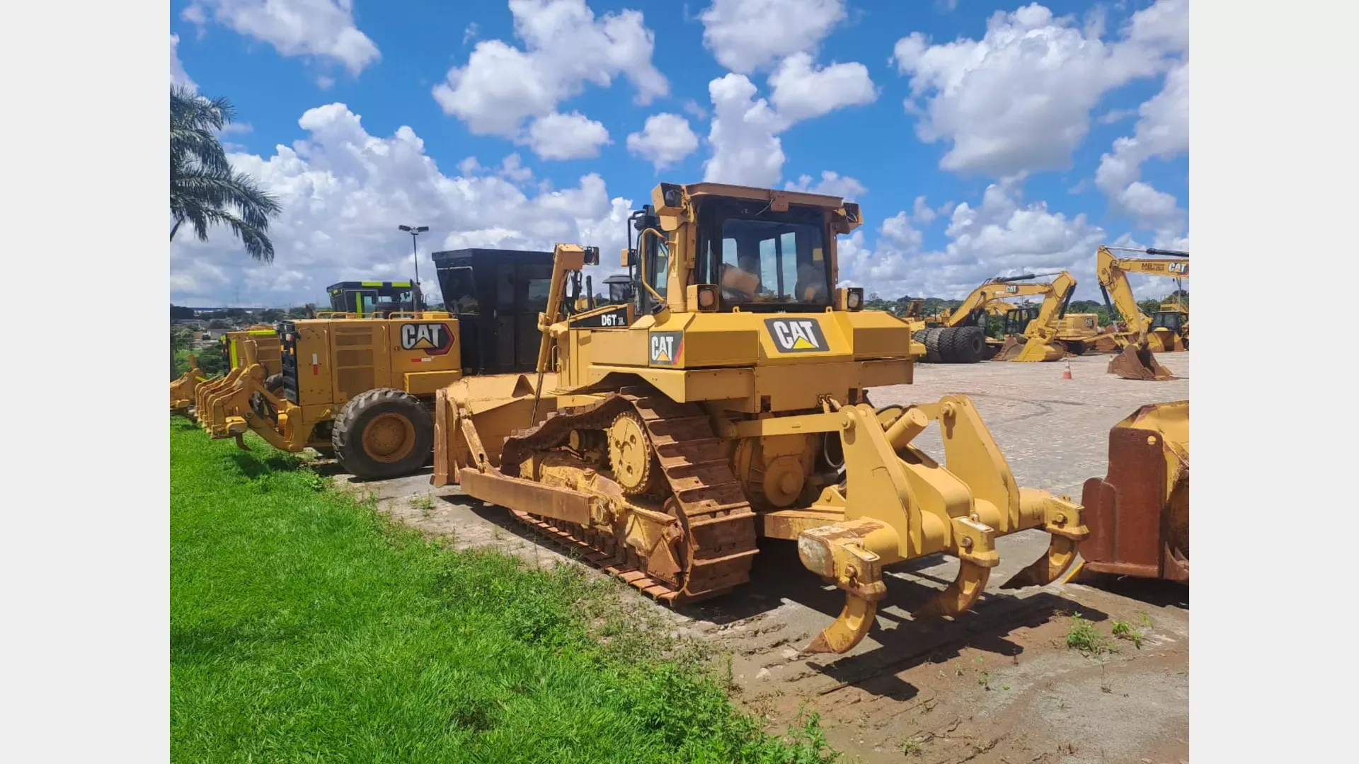 Trator de esteira Caterpillar D6T 2021 - foto 1 de 10
