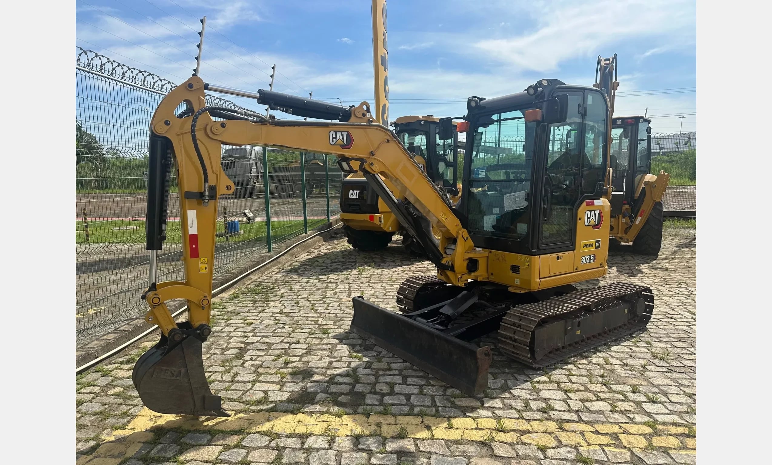 Mini Escavadeira Caterpillar 303.5  2022 - foto 1 de 8