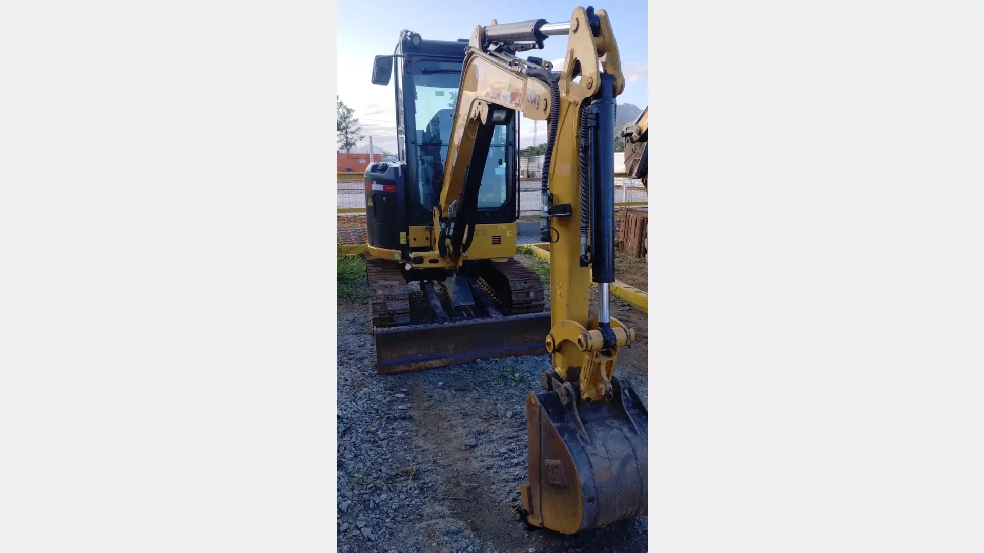 Mini Escavadeira Caterpillar 302.7D 2022 - foto 1 de 10