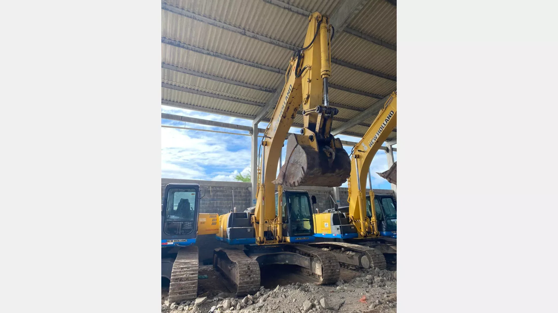 Escavadeira New Holland TH10 2016 - foto 1 de 5
