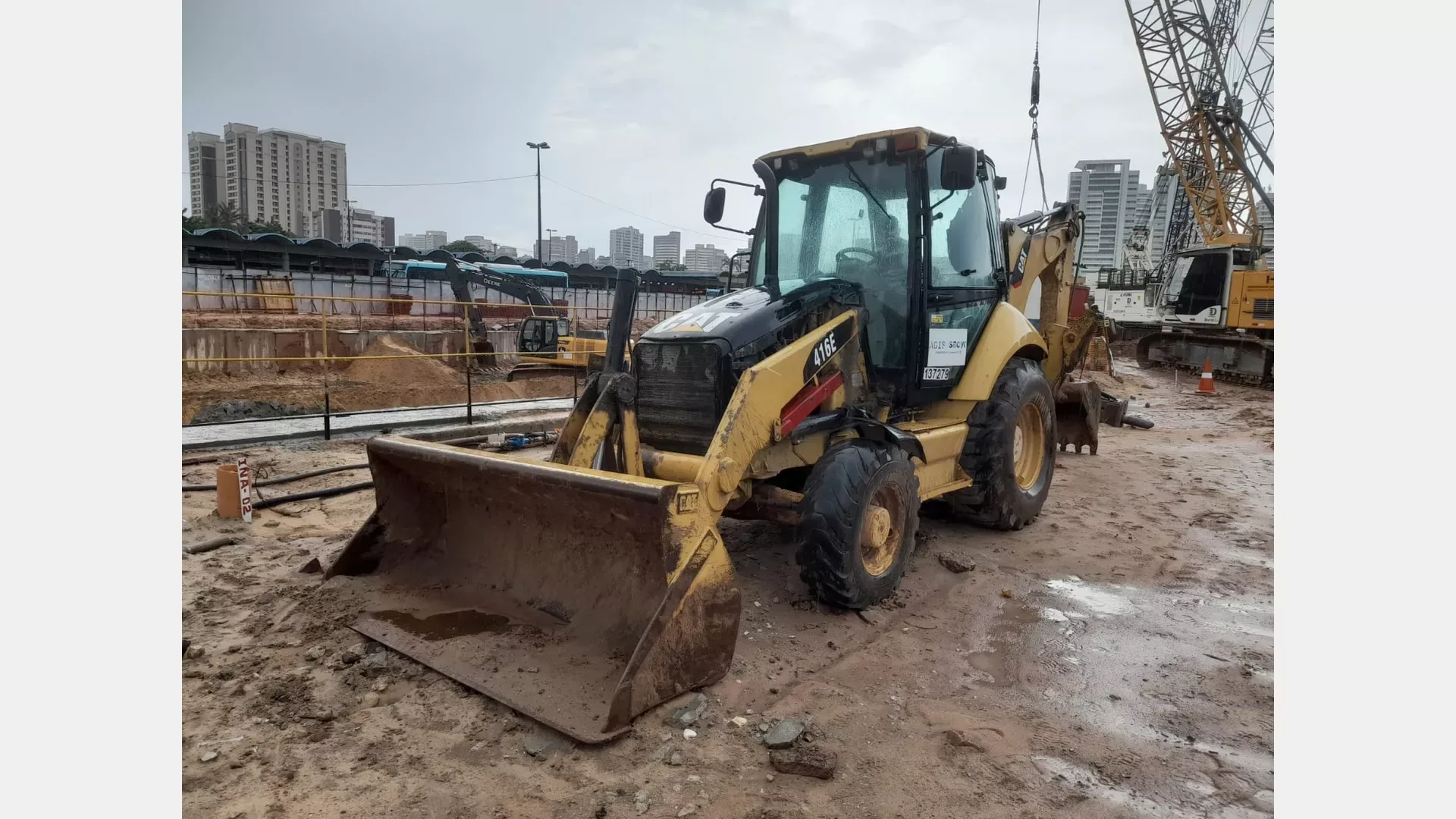 Retroescavadeira Caterpillar 416E 2011 - foto 1 de 6