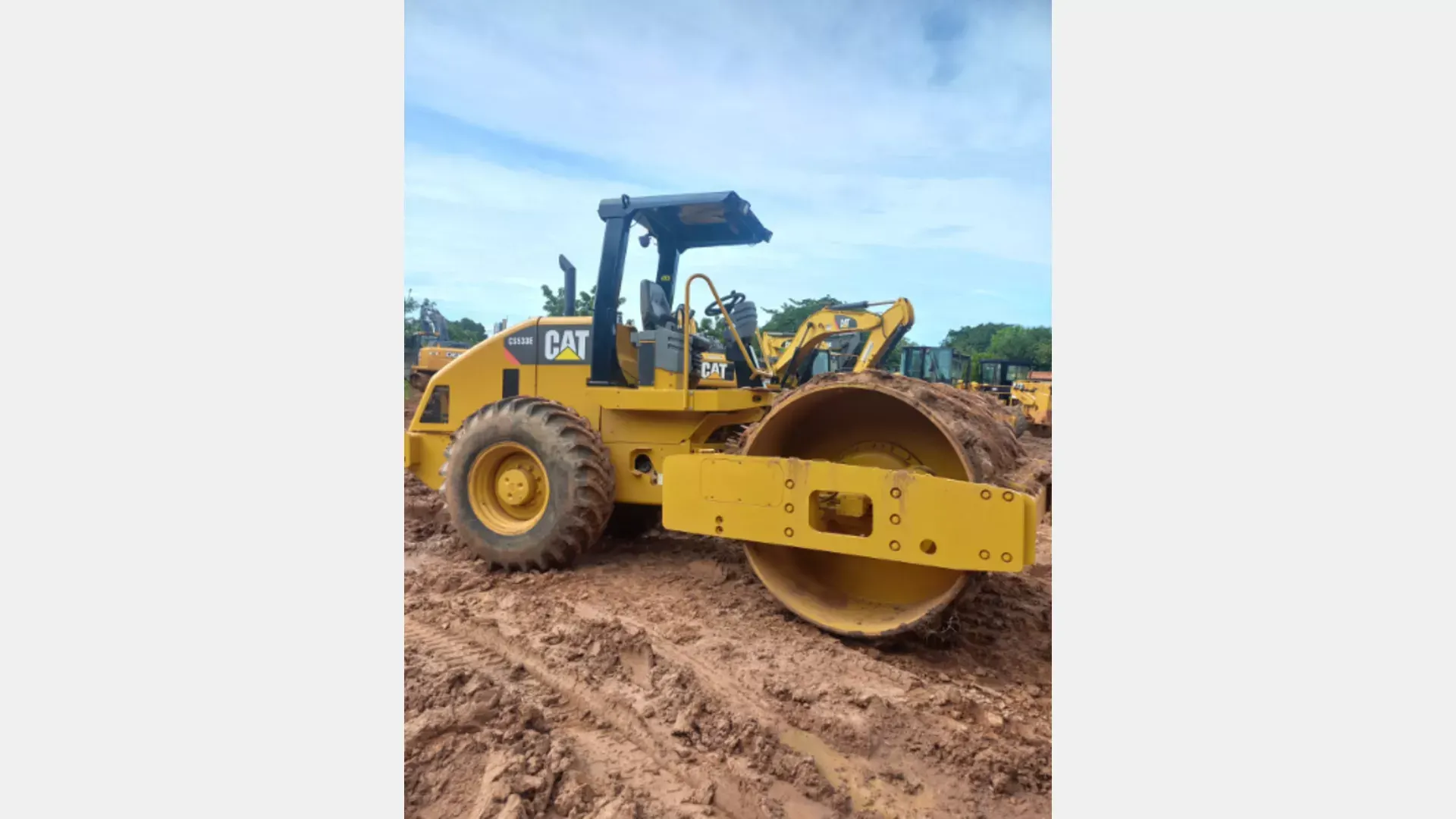 Rolo compactador Caterpillar CS533E 2011 - foto 1 de 3