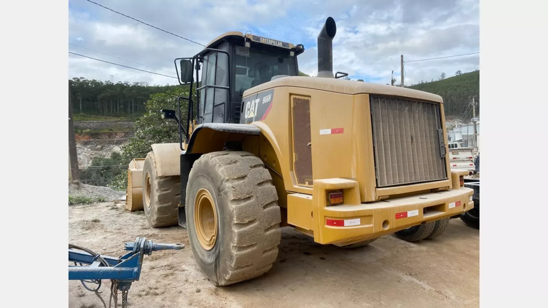 Pá Carregadeira Caterpillar 966H 2011 - foto 1 de 5