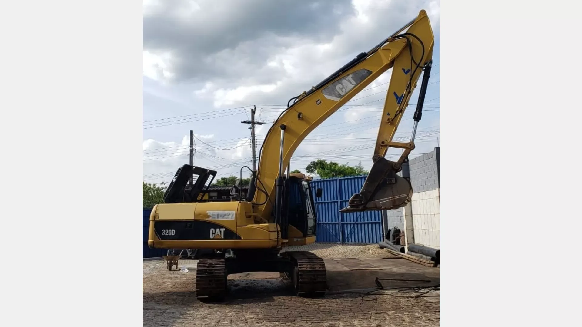 Escavadeira Caterpillar 320 DL 2010 - foto 1 de 7