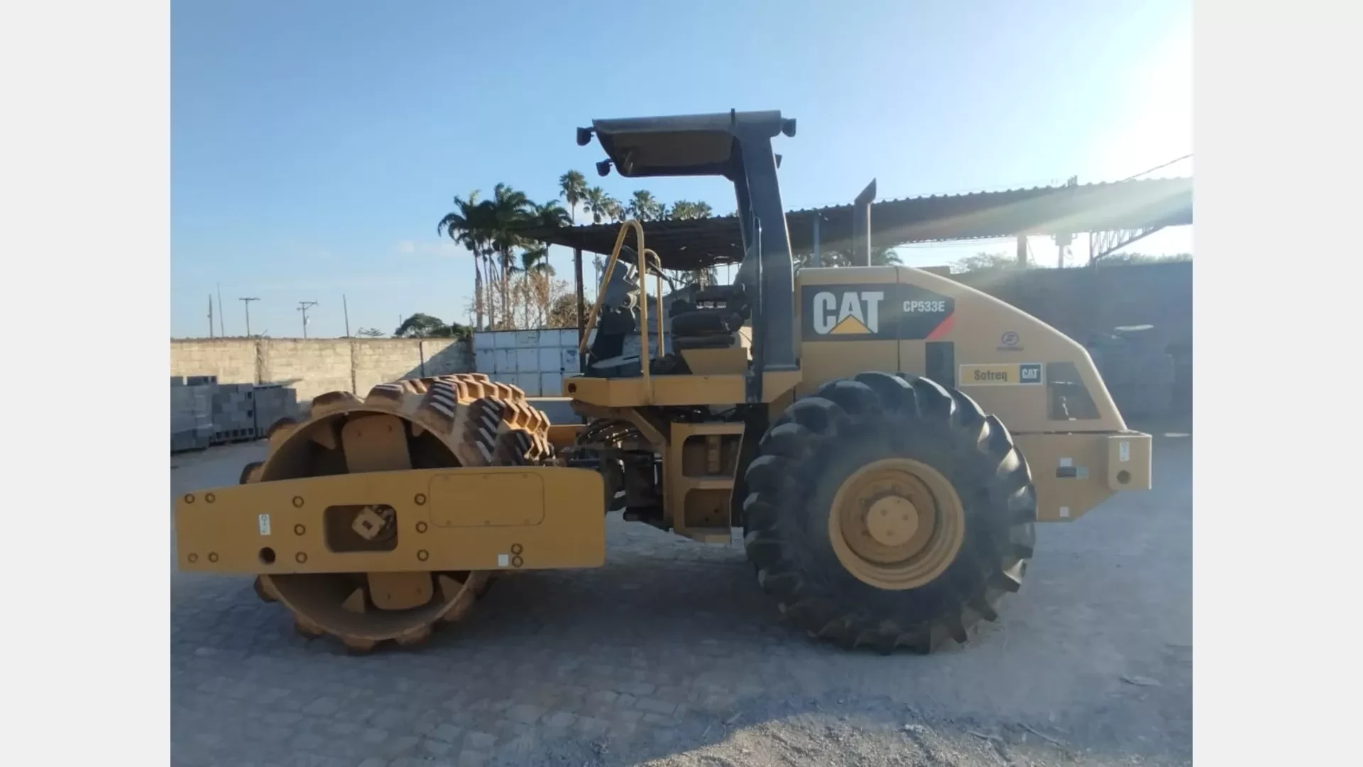 Rolo compactador Caterpillar CP533E 2009 - foto 1 de 9