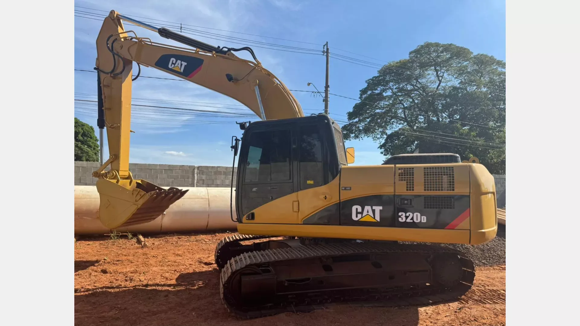 Escavadeira Caterpillar 320D 2008 - foto 1 de 5