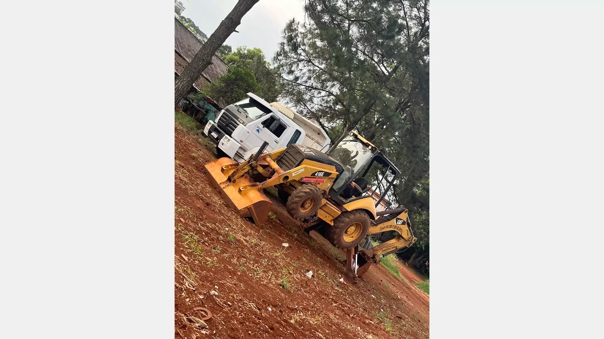 Retroescavadeira Caterpillar 416E 4X4 2008 - foto 1 de 7