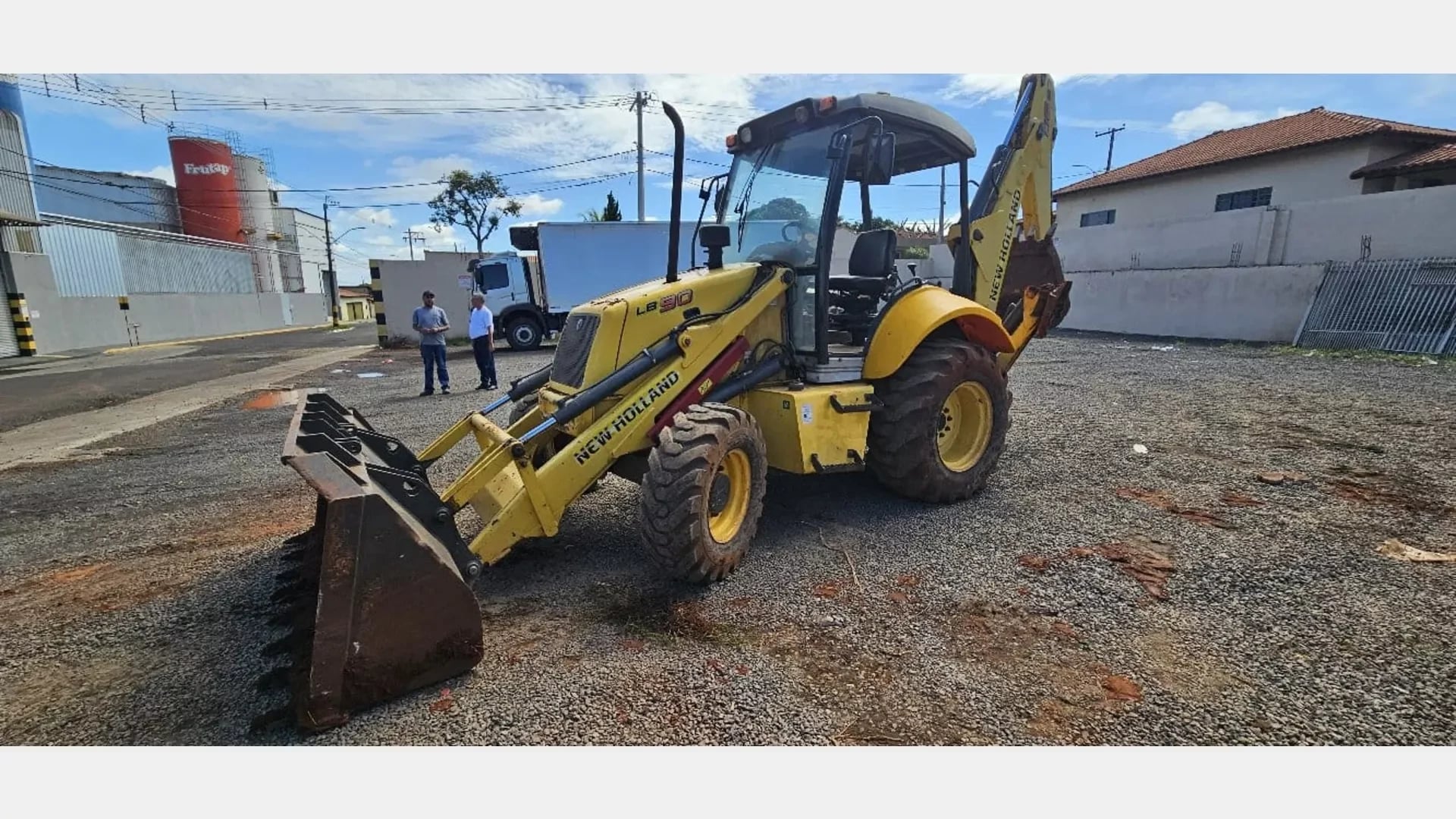 Retroescavadeira New Holland B90B 2008 - foto 1 de 4