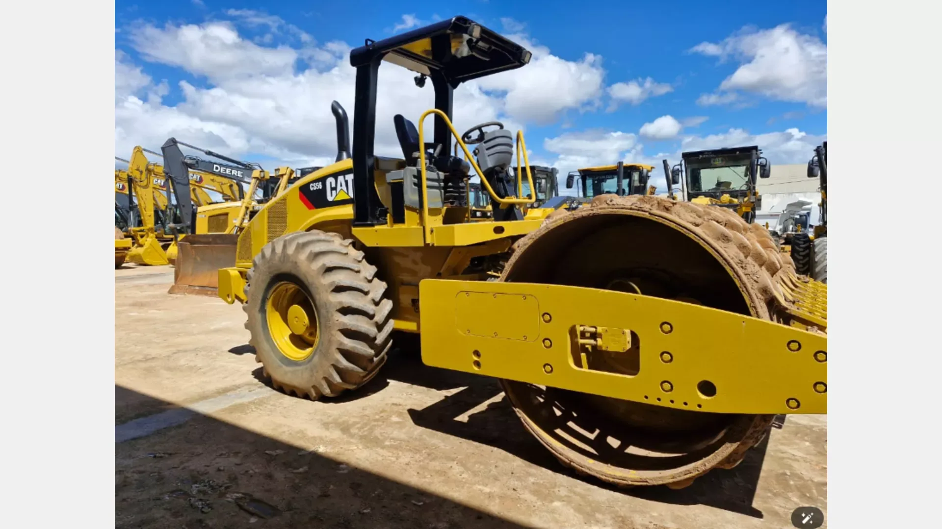 Rolo compactador Caterpillar CS56 2008 - foto 1 de 4