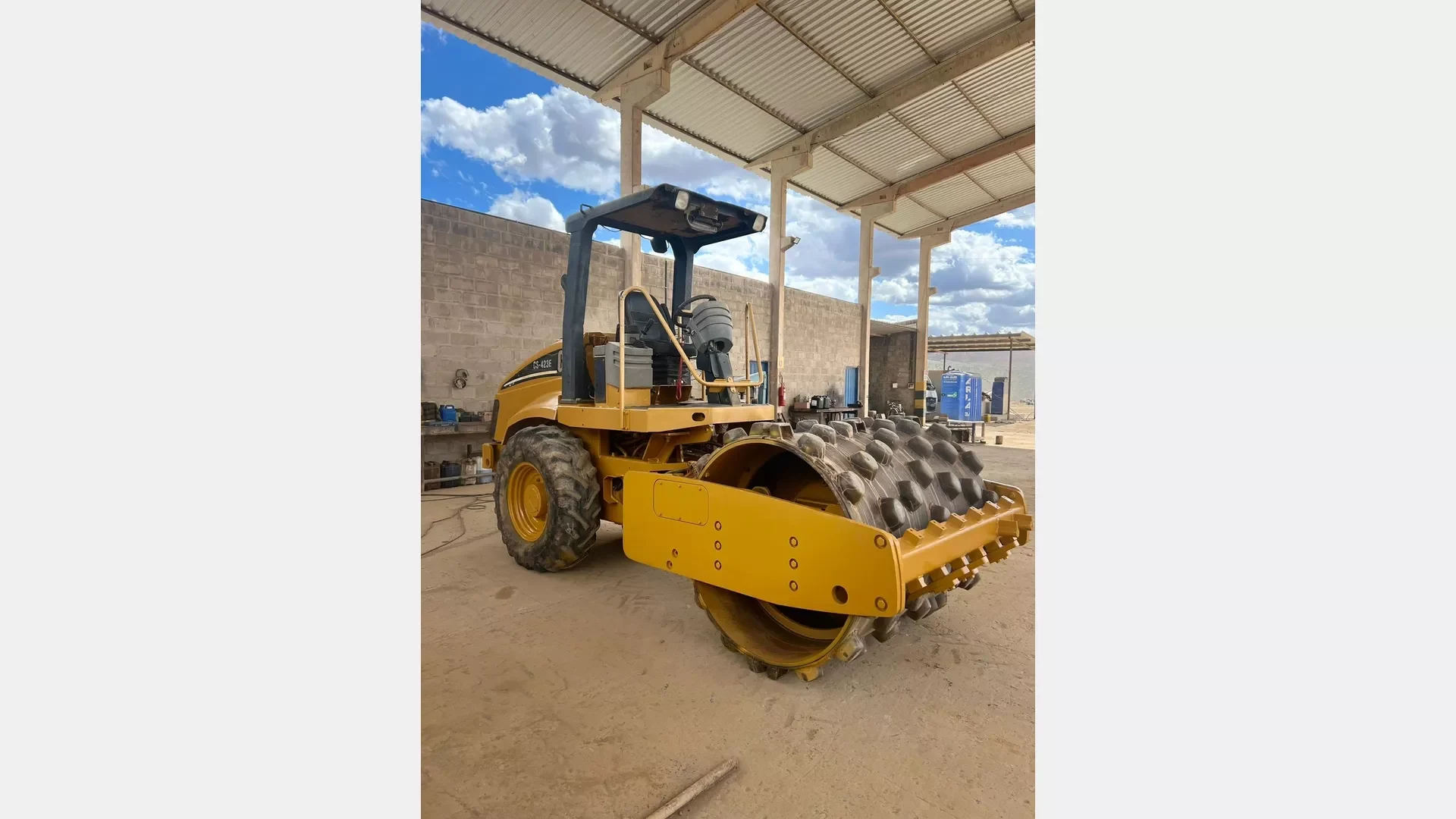 Rolo compactador Caterpillar CS 423E 2006 - foto 1 de 2