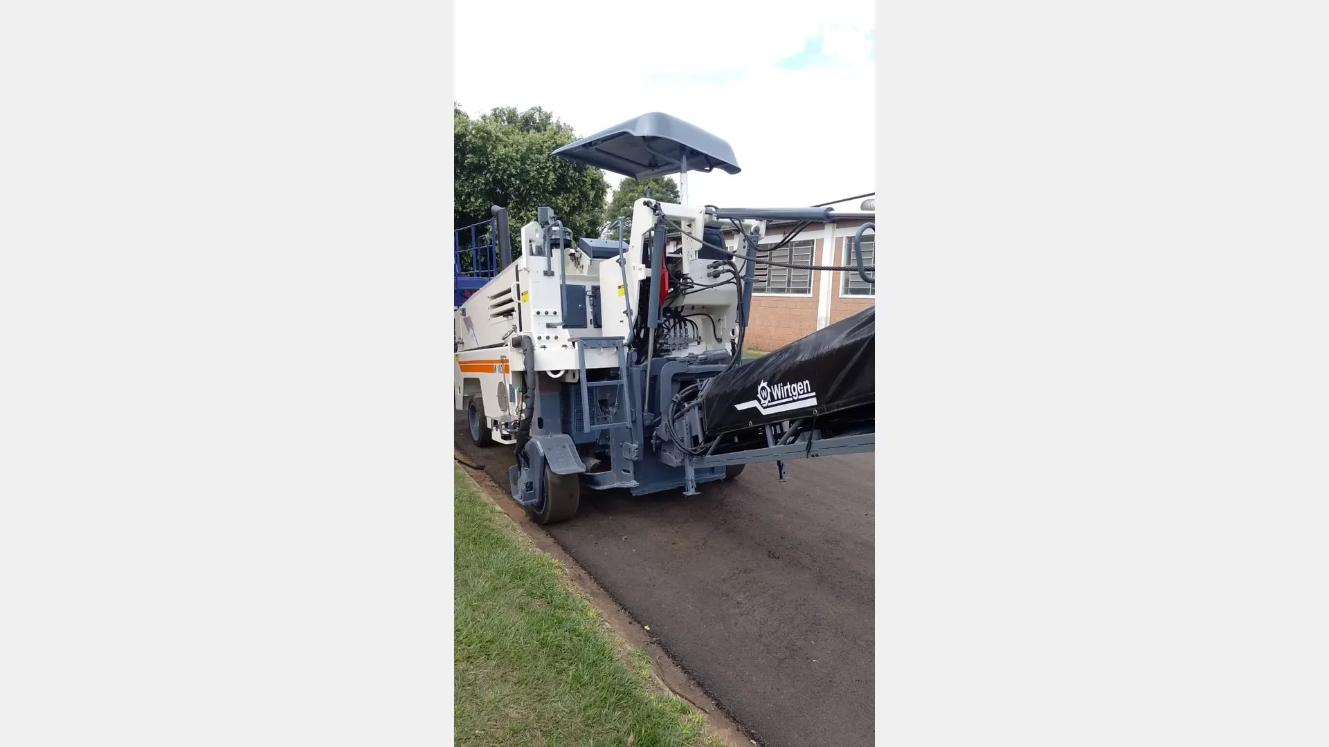Fresadora de asfalto Wirtgen W1000L 2005 - foto 1 de 8