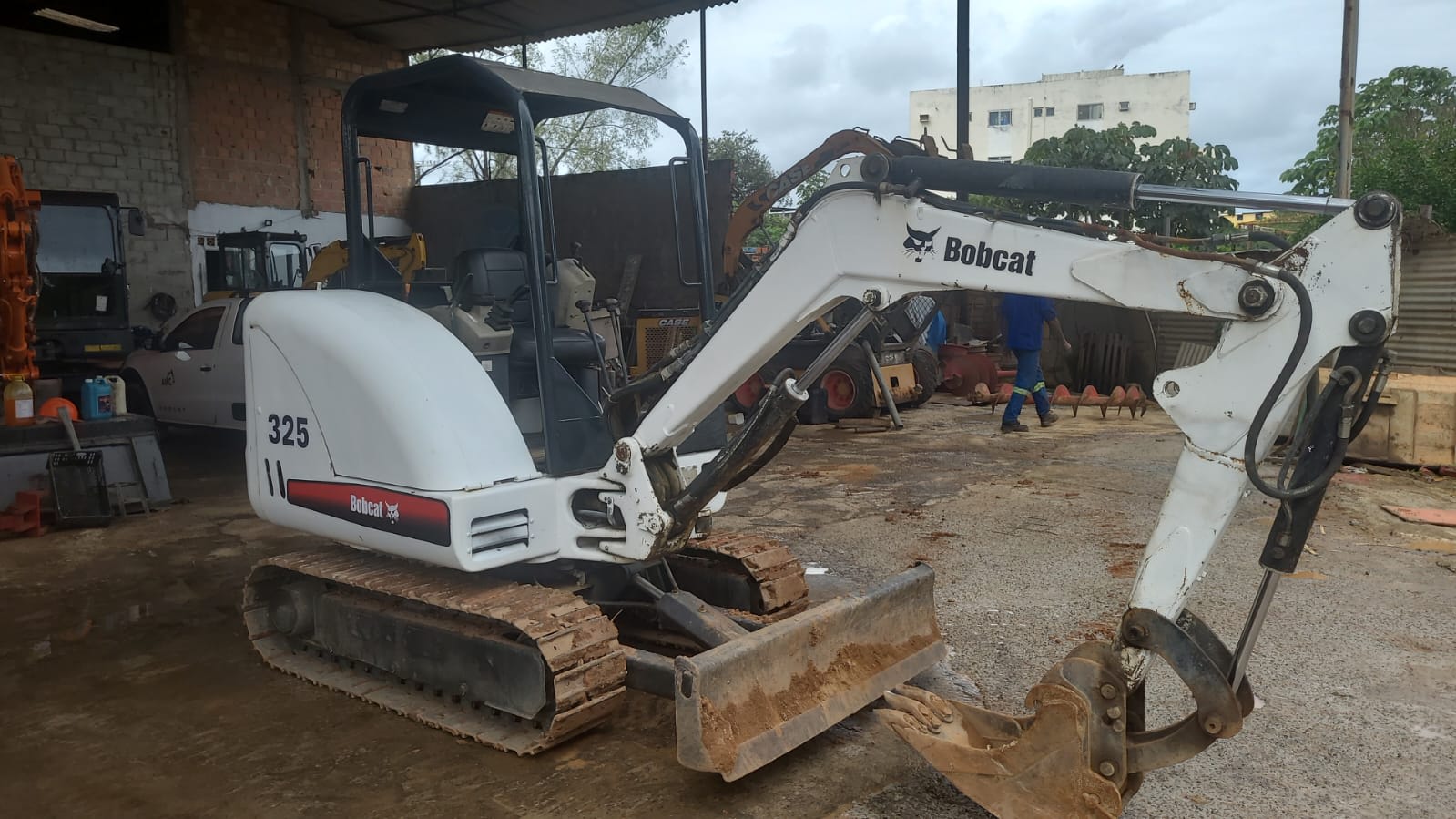Mini Escavadeira Bobcat 325 2010 - foto 1 de 5