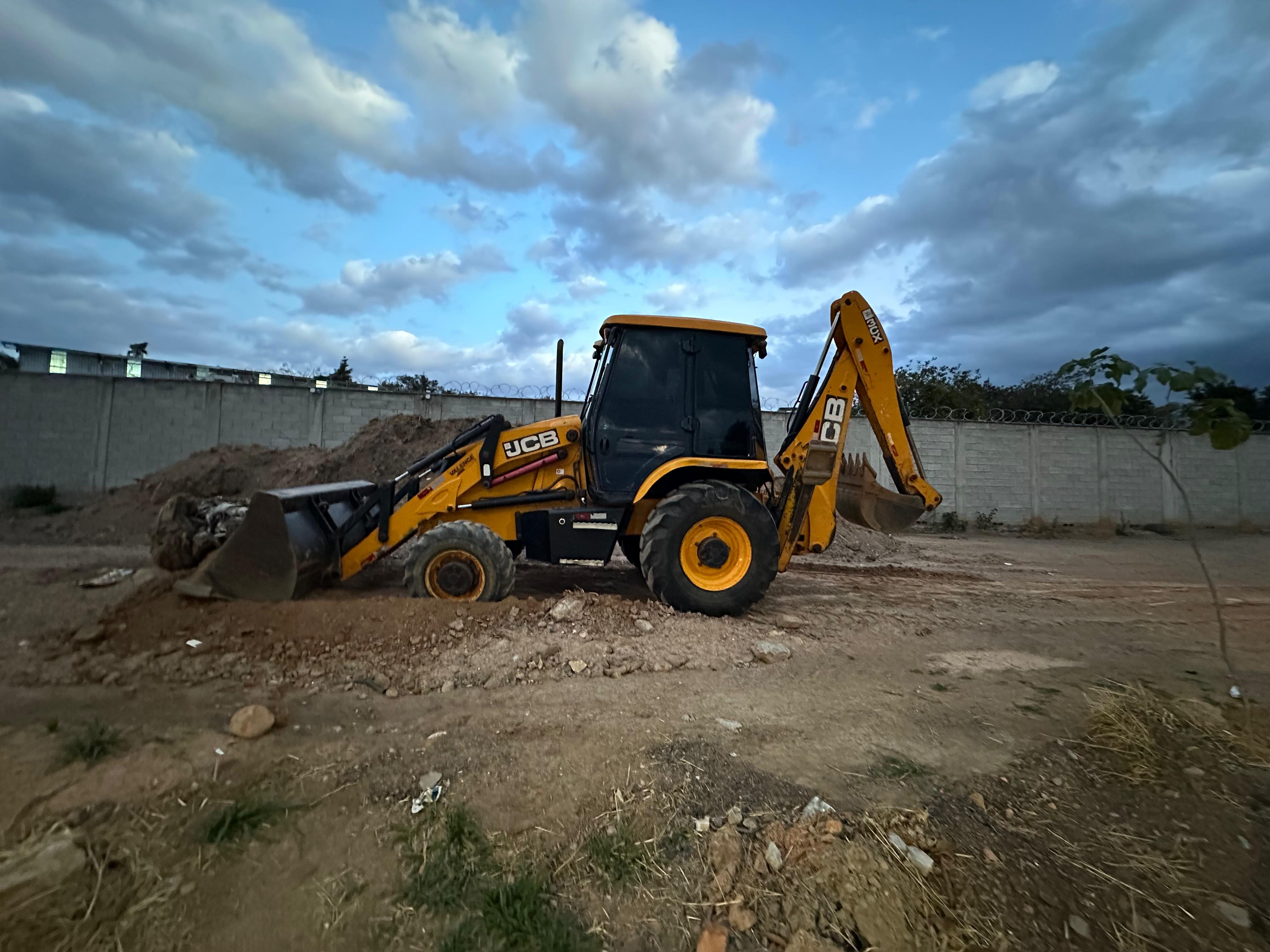 Retroescavadeira JCB 3CX 4X4 2016 - foto 1 de 7