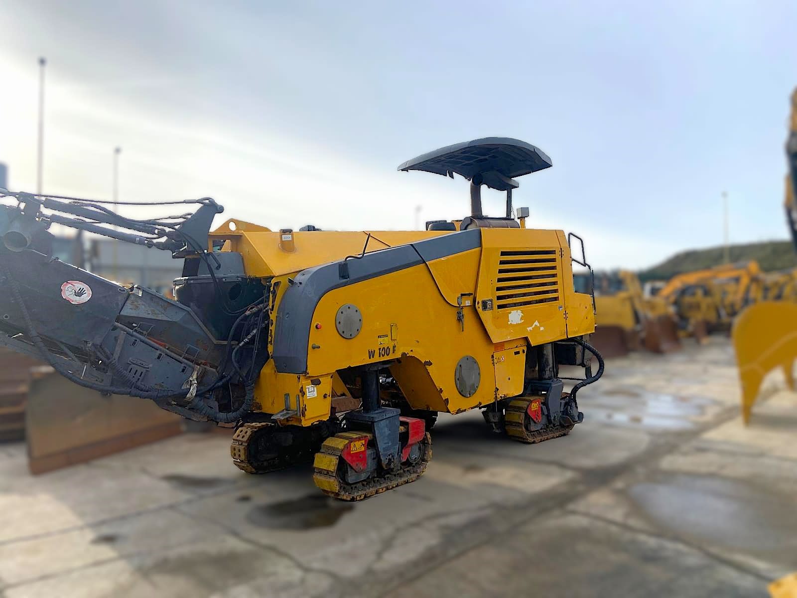 Fresadora de asfalto Wirtgen W100F 2009 - foto 1 de 15