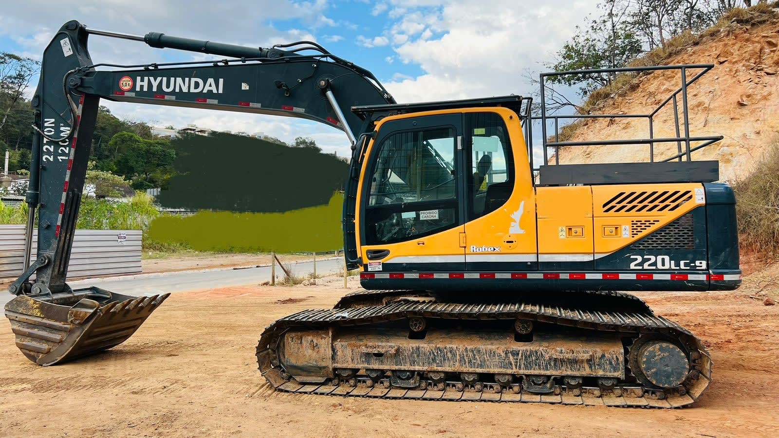 Escavadeira Hyundai R220LC-9 2020 - foto 1 de 8