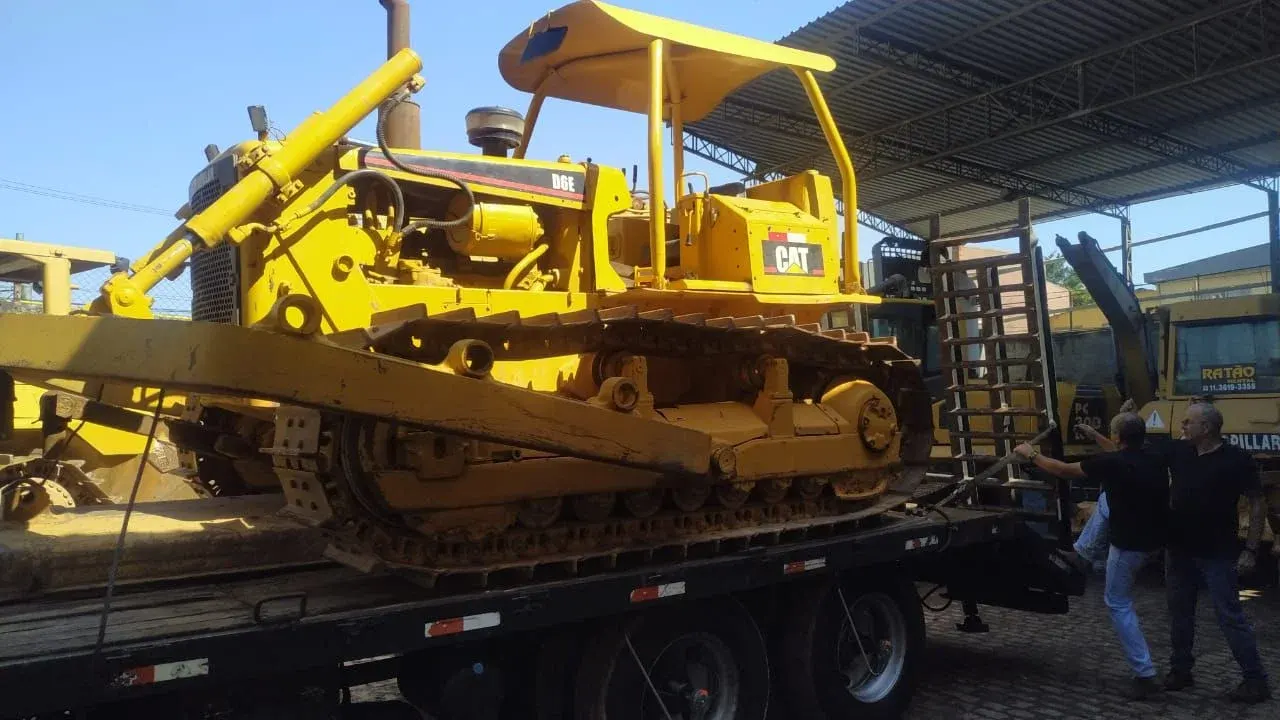 Trator de esteira Caterpillar D6E 1984 - foto 1 de 3