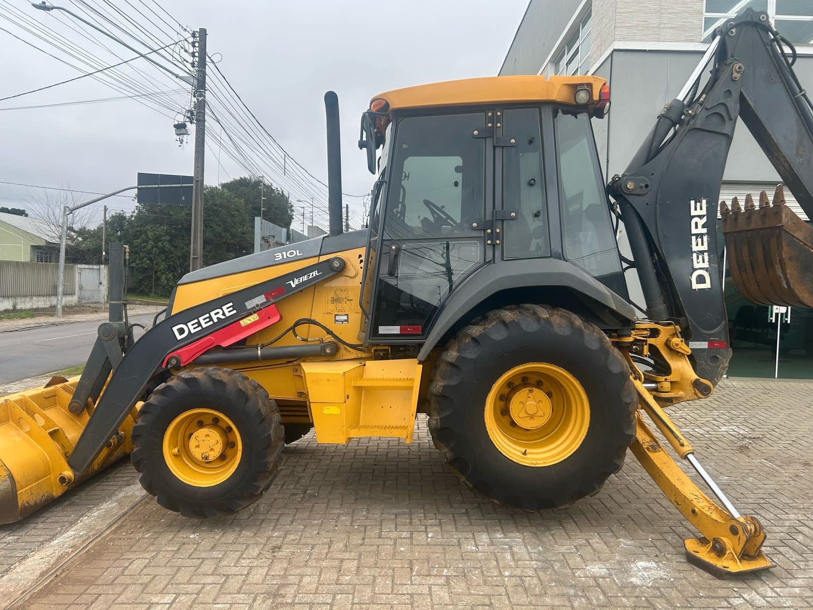 Retroescavadeira John Deere 310 L 2021 - foto 1 de 7