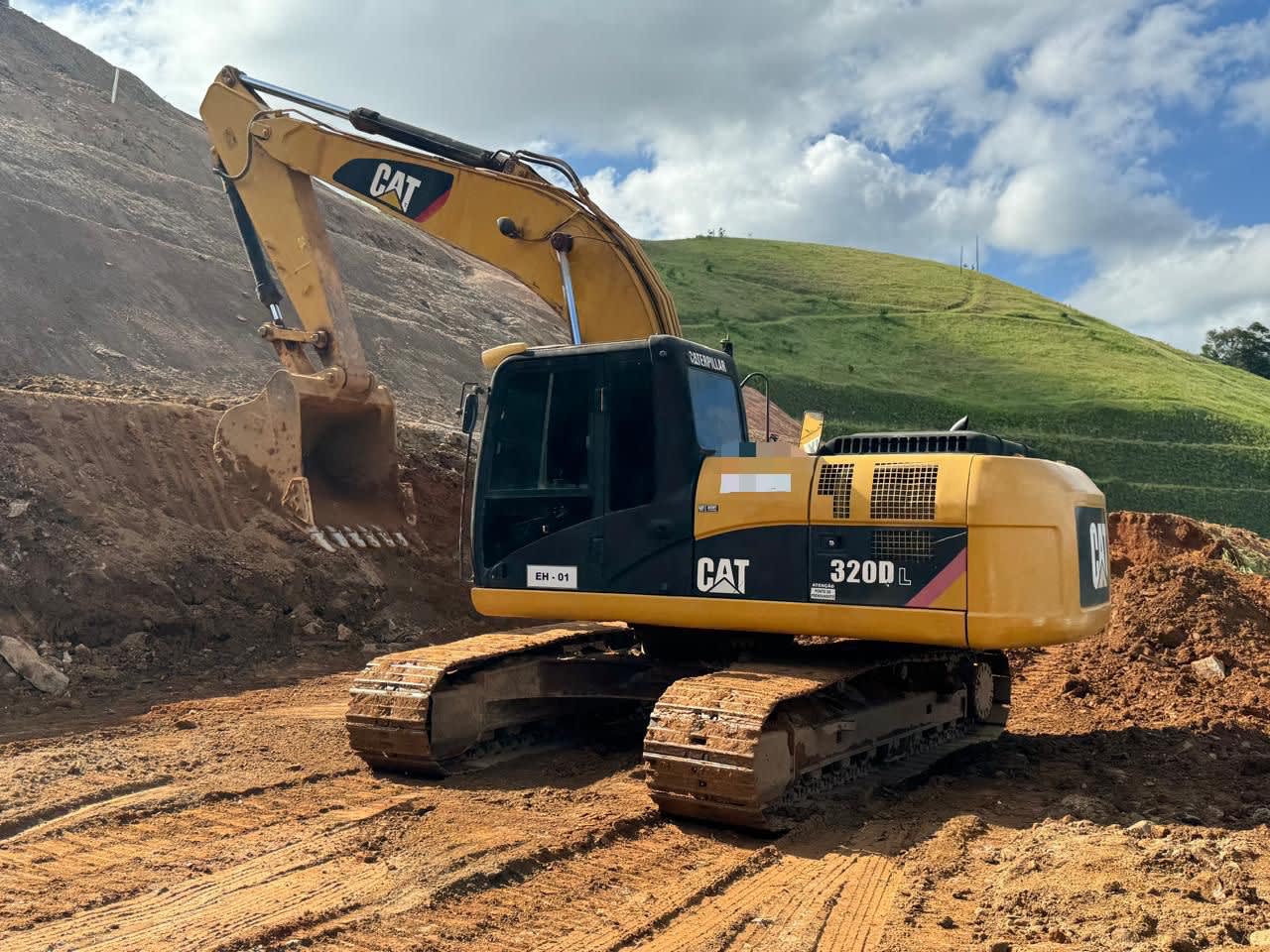 Escavadeira Caterpillar 320 DL 2012 - foto 1 de 4