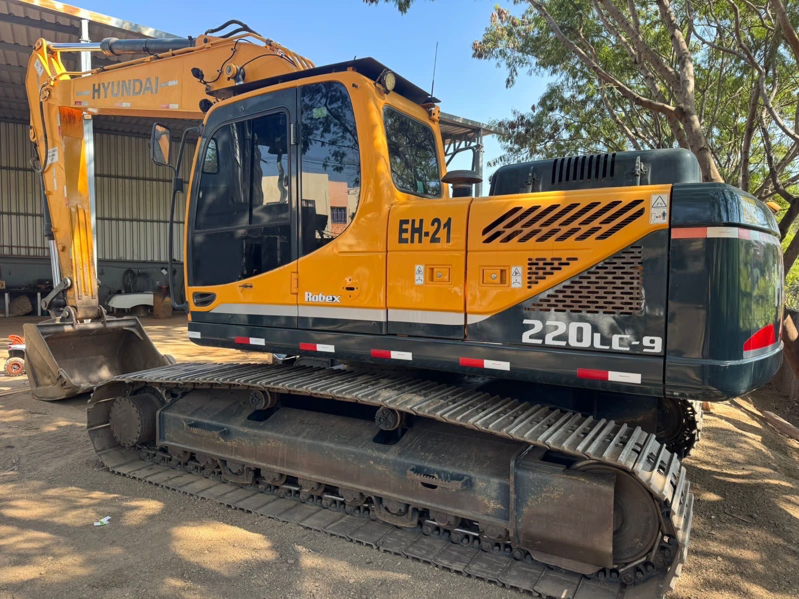 Escavadeira Hyundai R220LC-9 2019 - foto 1 de 5