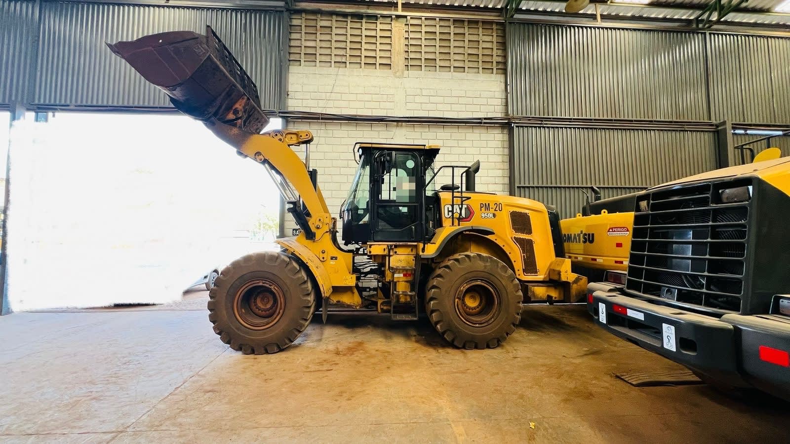 Pá Carregadeira Caterpillar 950L 2021 - foto 1 de 7