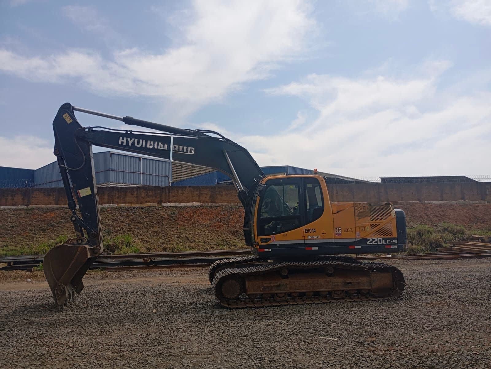 Escavadeira Hyundai R220LC-9 2022 - foto 1 de 5