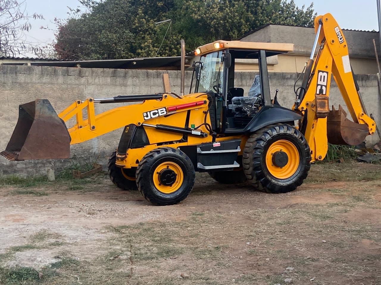Retroescavadeira JCB 3C Plus 2012 - foto 1 de 11