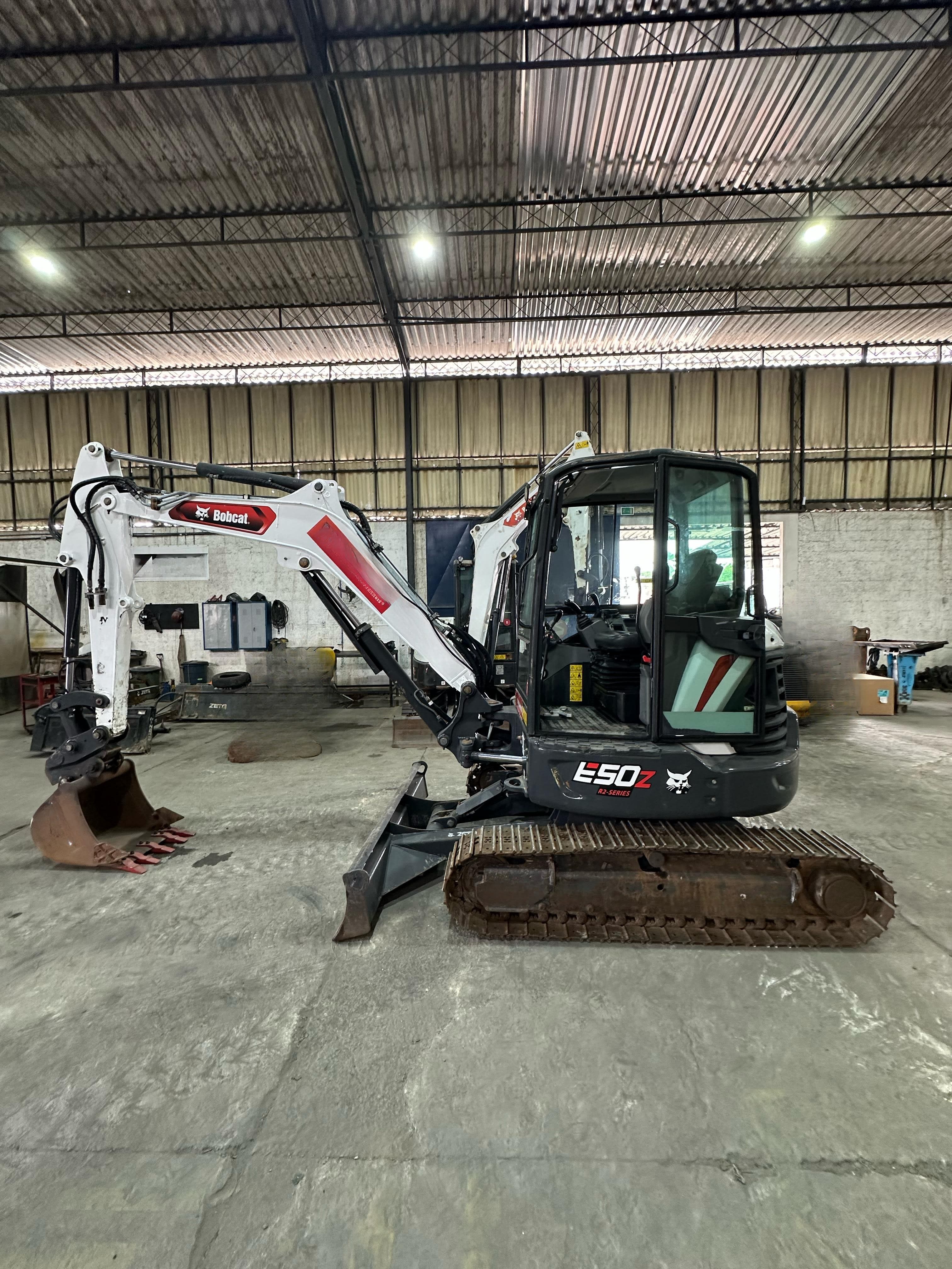 Mini Escavadeira Bobcat E50 2022 - foto 1 de 6