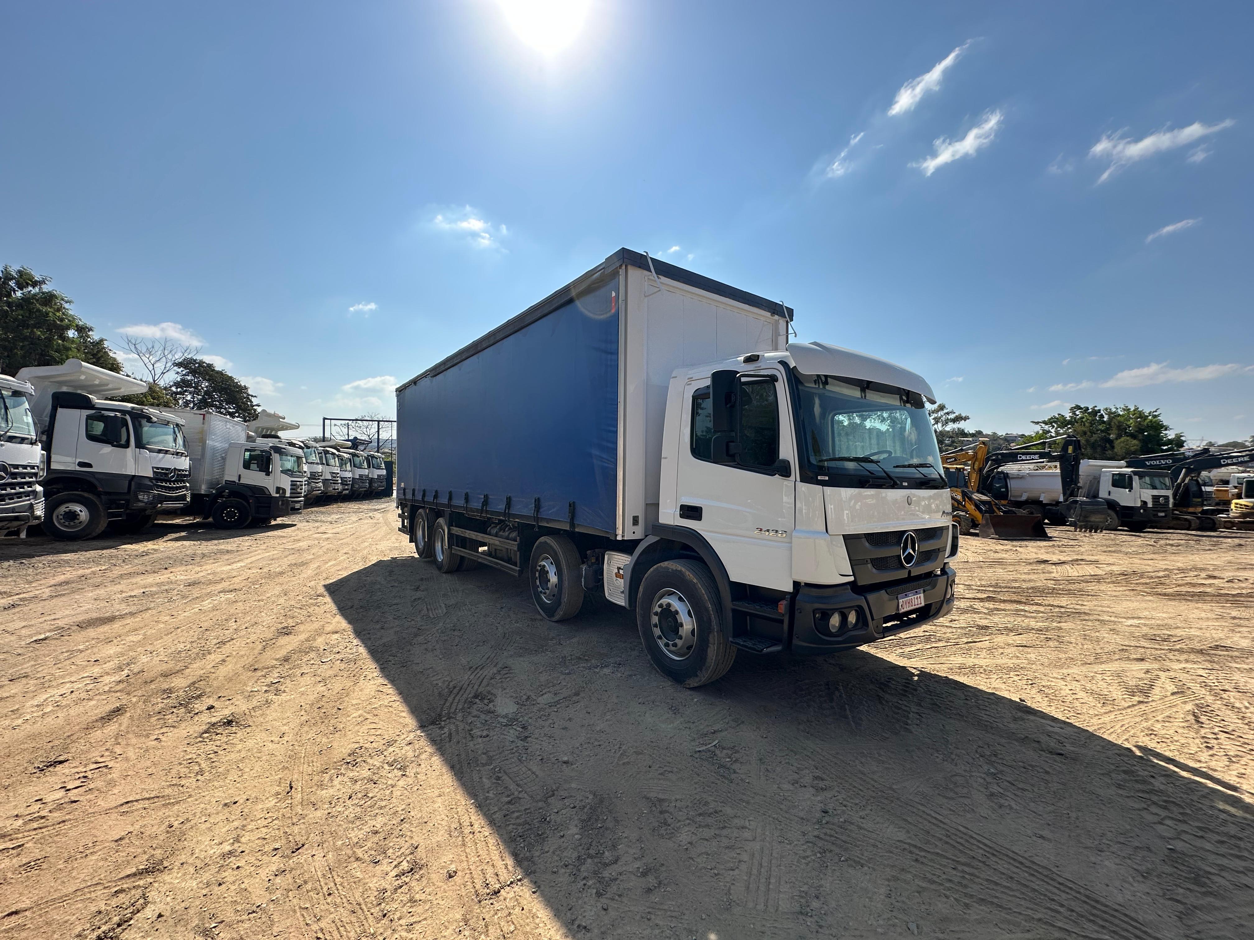 Caminhão Baú Mercedes Benz 2426 2014 - foto 1 de 7