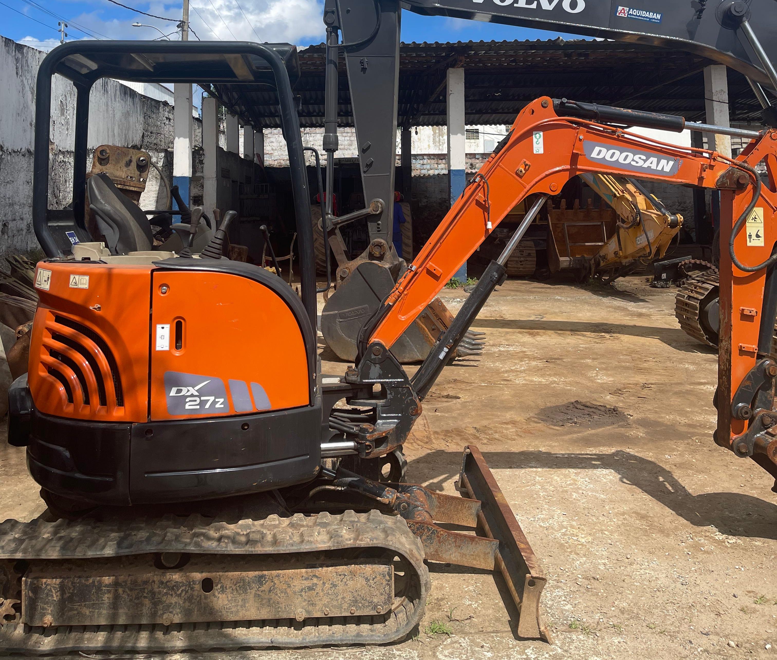 Mini Escavadeira Doosan DX27z 2015 - foto 1 de 5