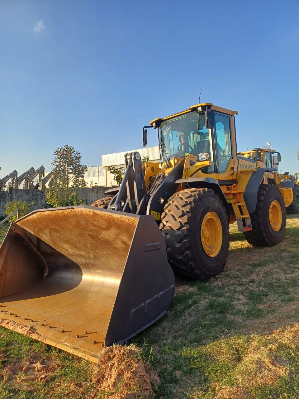 Pá Carregadeira Volvo L120F 2023 - foto 1 de 10