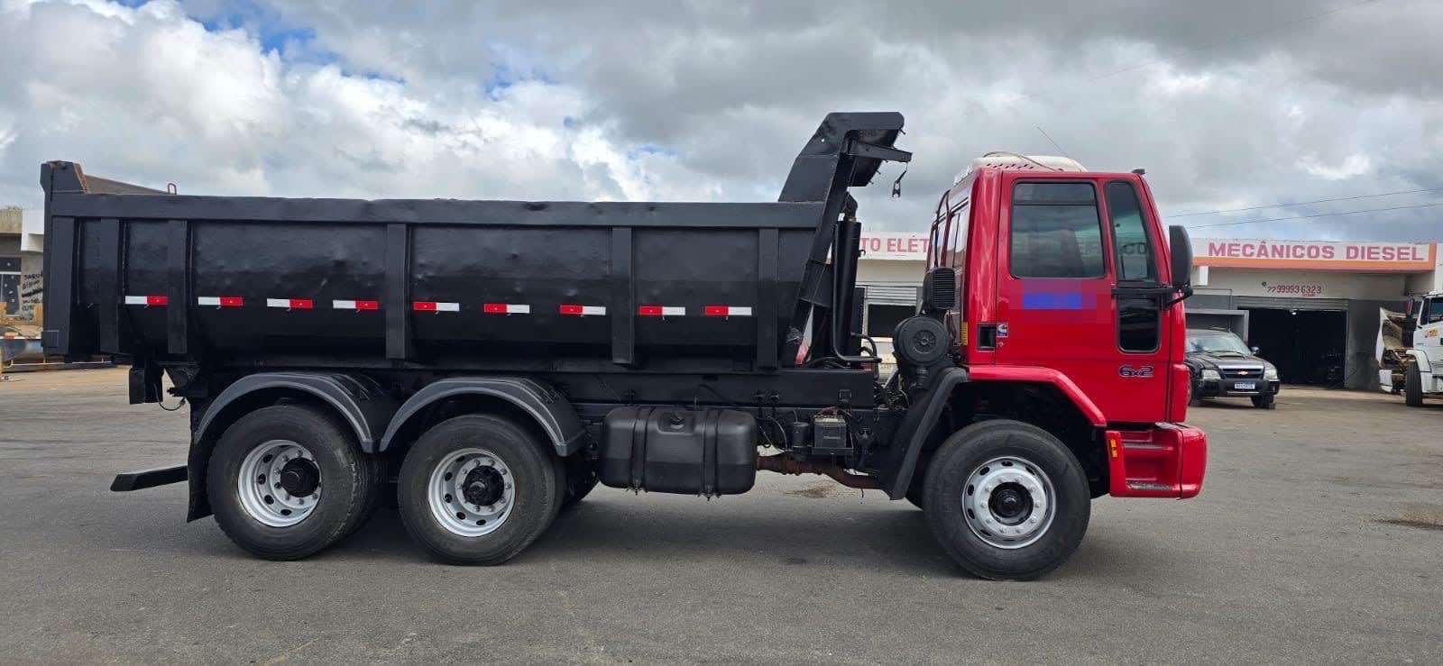 Caminhão Ford CARGO 2428 E T 8x2 2p (Diesel) 2010 - foto 1 de 7