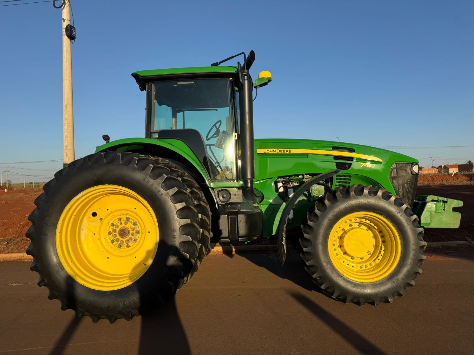 Trator agrícola John Deere 7225 J 2013 - foto 1 de 4