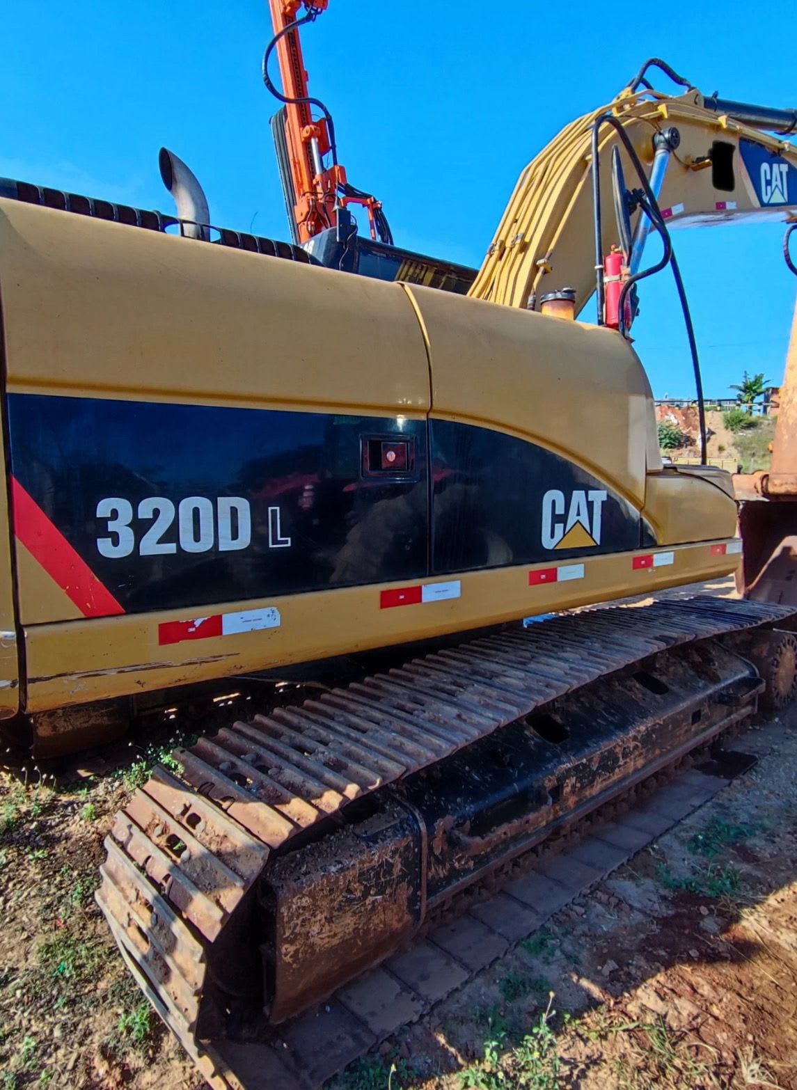 Escavadeira Caterpillar 320D 2013 - foto 1 de 3