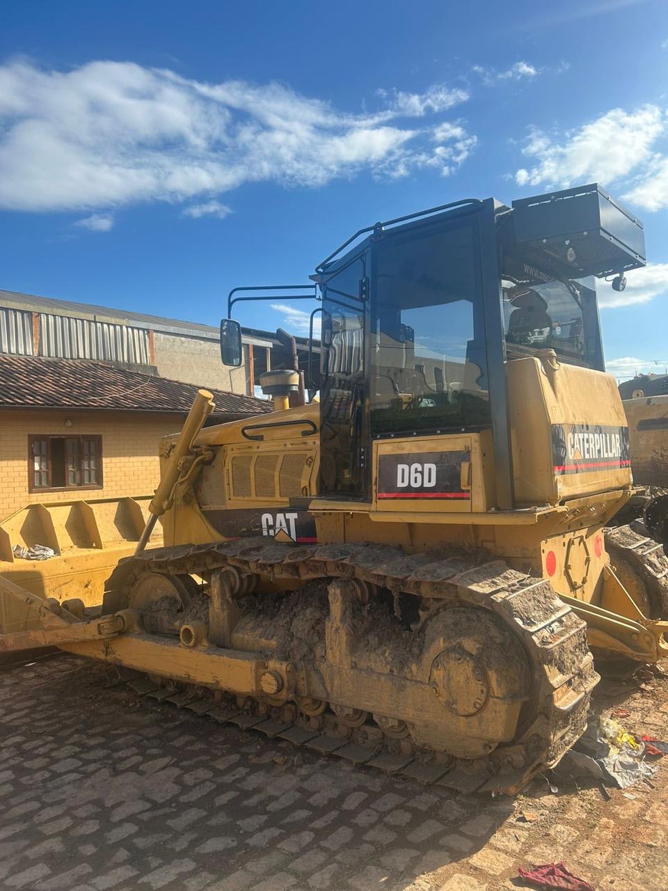 Trator de esteira CAT D6DPS 1989 - foto 1 de 10