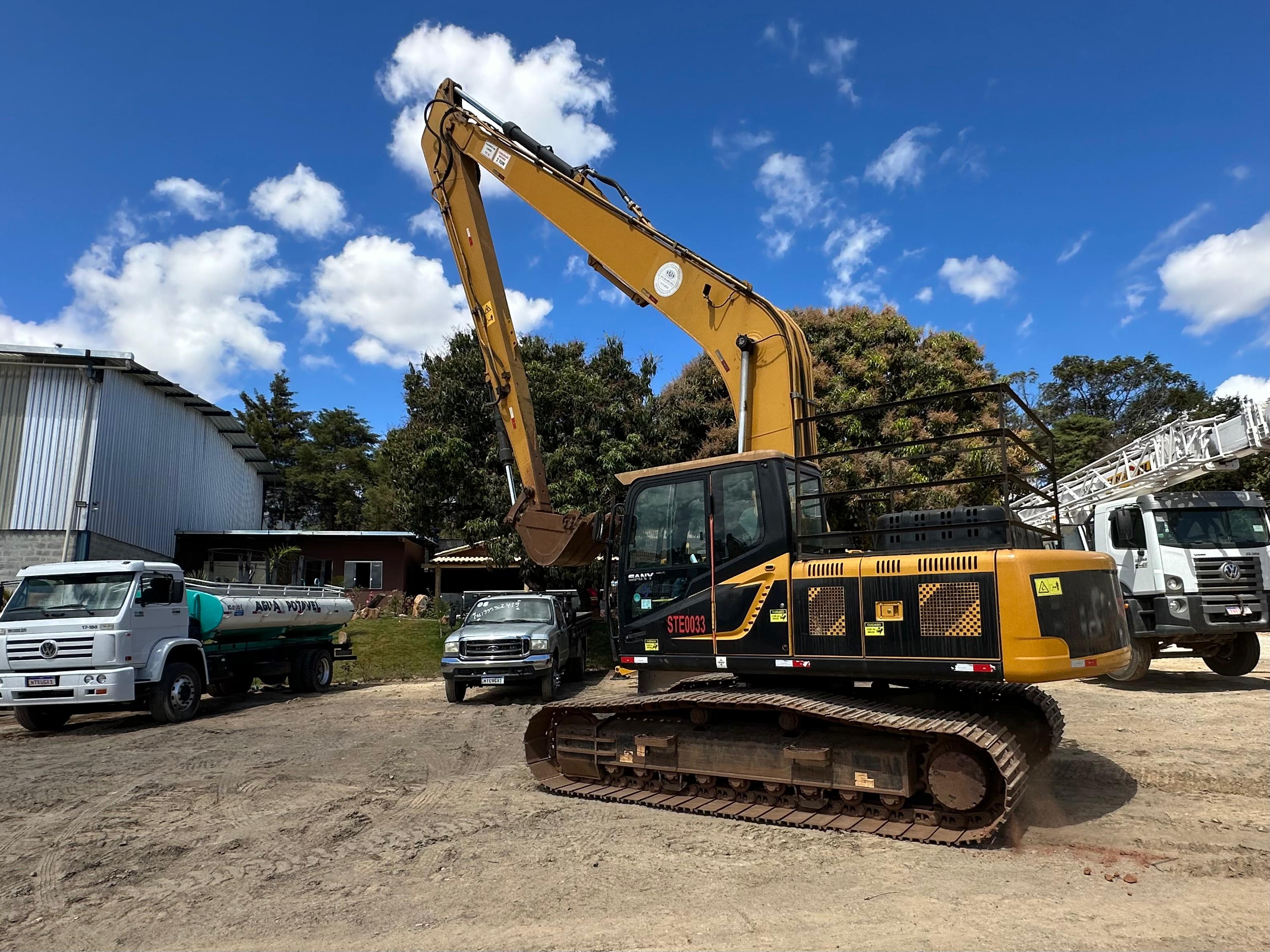 Escavadeira Sany SY215C Long Heach 2022 - foto 1 de 8