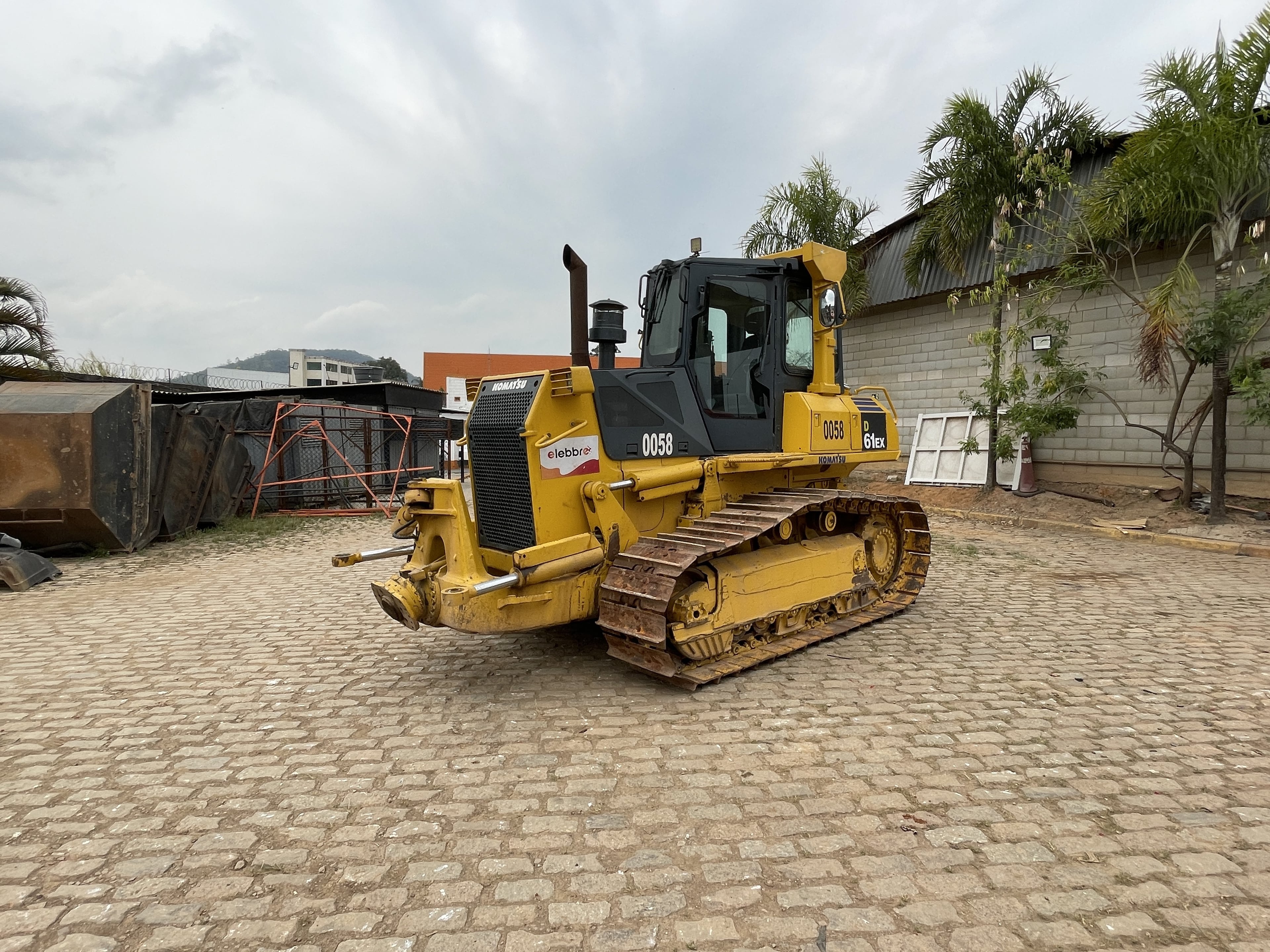 Trator de esteira Komatsu D61-EX 2009 - foto 1 de 15
