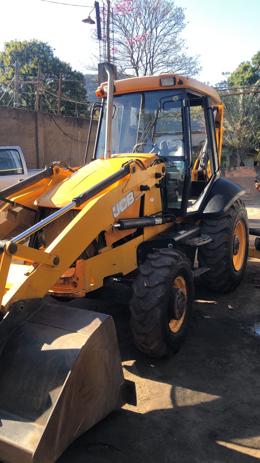 Retroescavadeira JCB 3C PLUS 4X4 2015 - foto 1 de 2