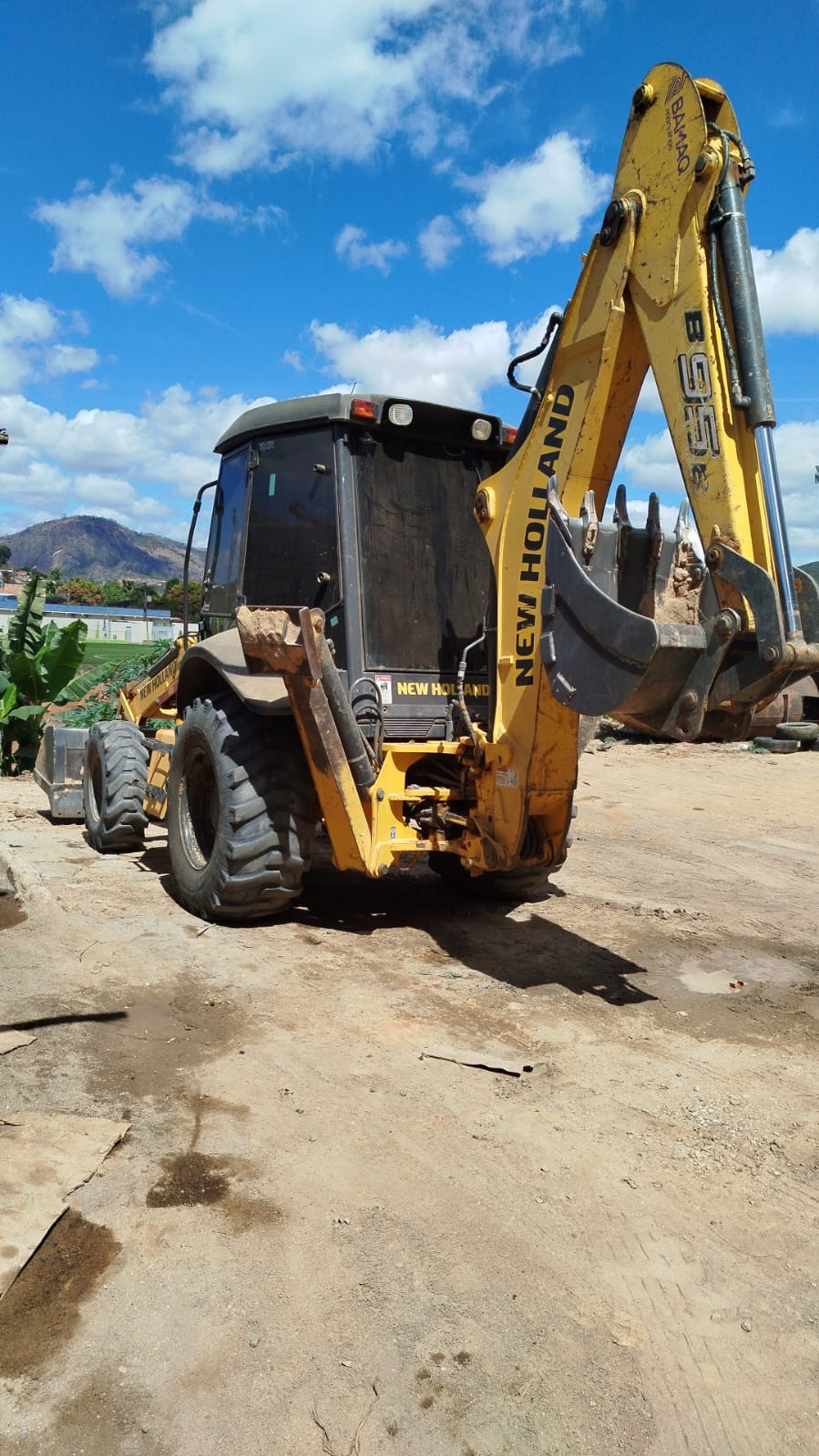 Retroescavadeira New Holland B95B 2022 - foto 1 de 9