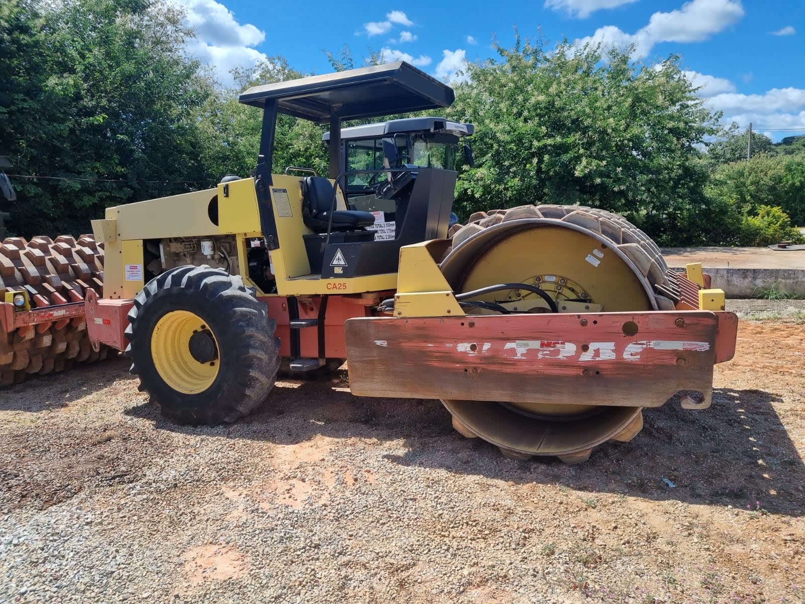 Rolo compactador Dynapac CA25 2002 - foto 1 de 1